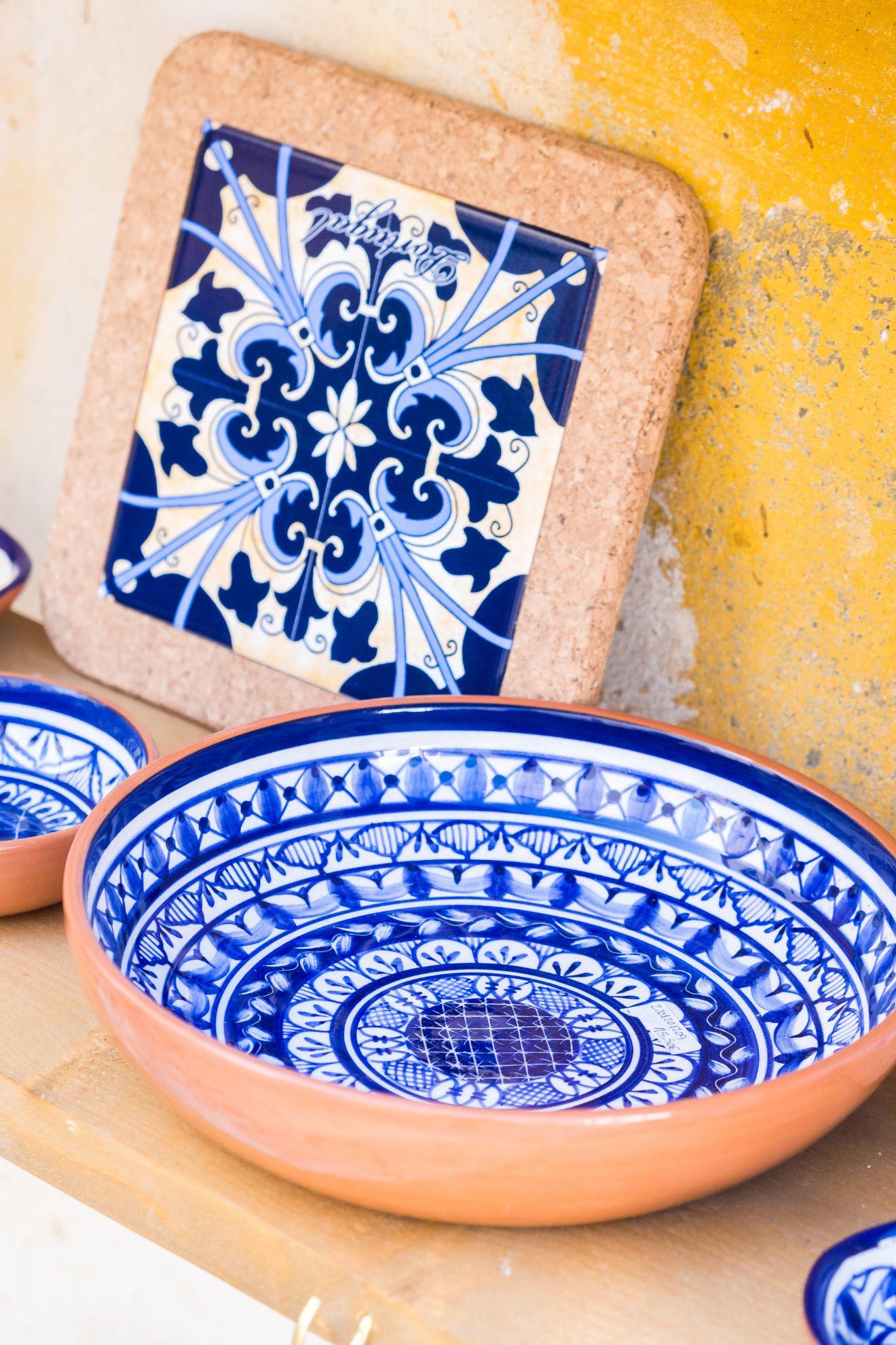 Des plats et dessous de plat en poterie portugaise.