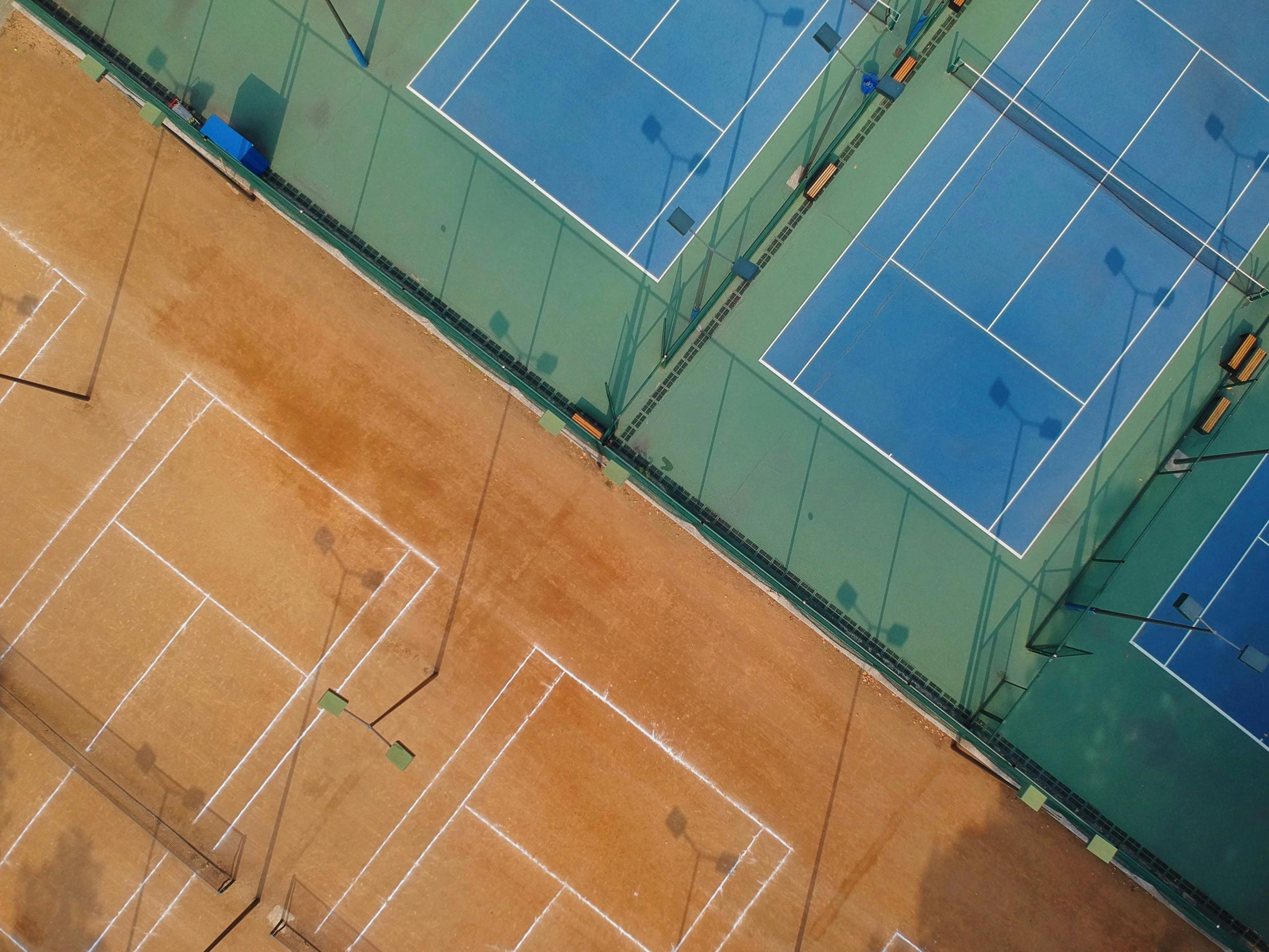 Des terrains de tennis vus d'en haut.