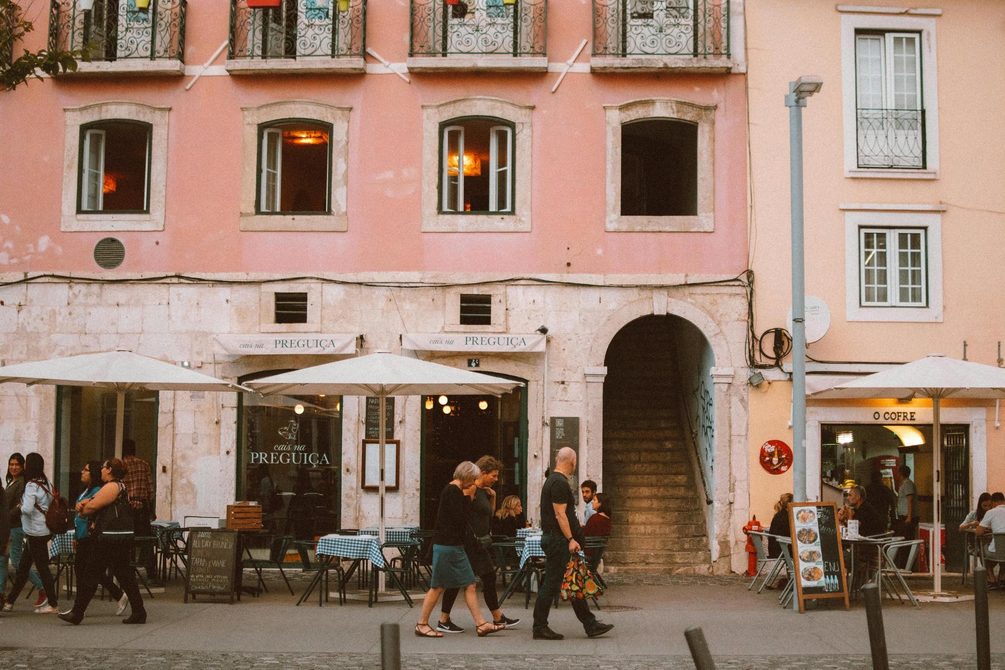 Une rue à Lisbonne.