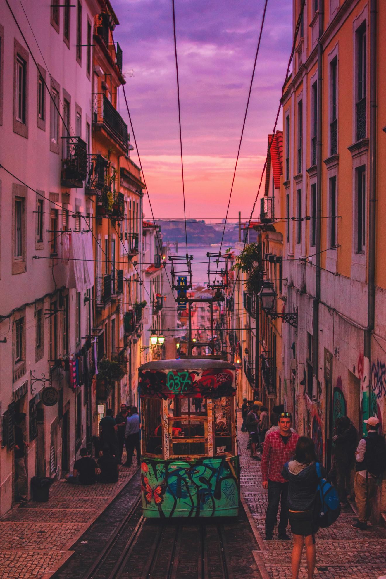 Un tramway au crépuscule à Lisbonne.