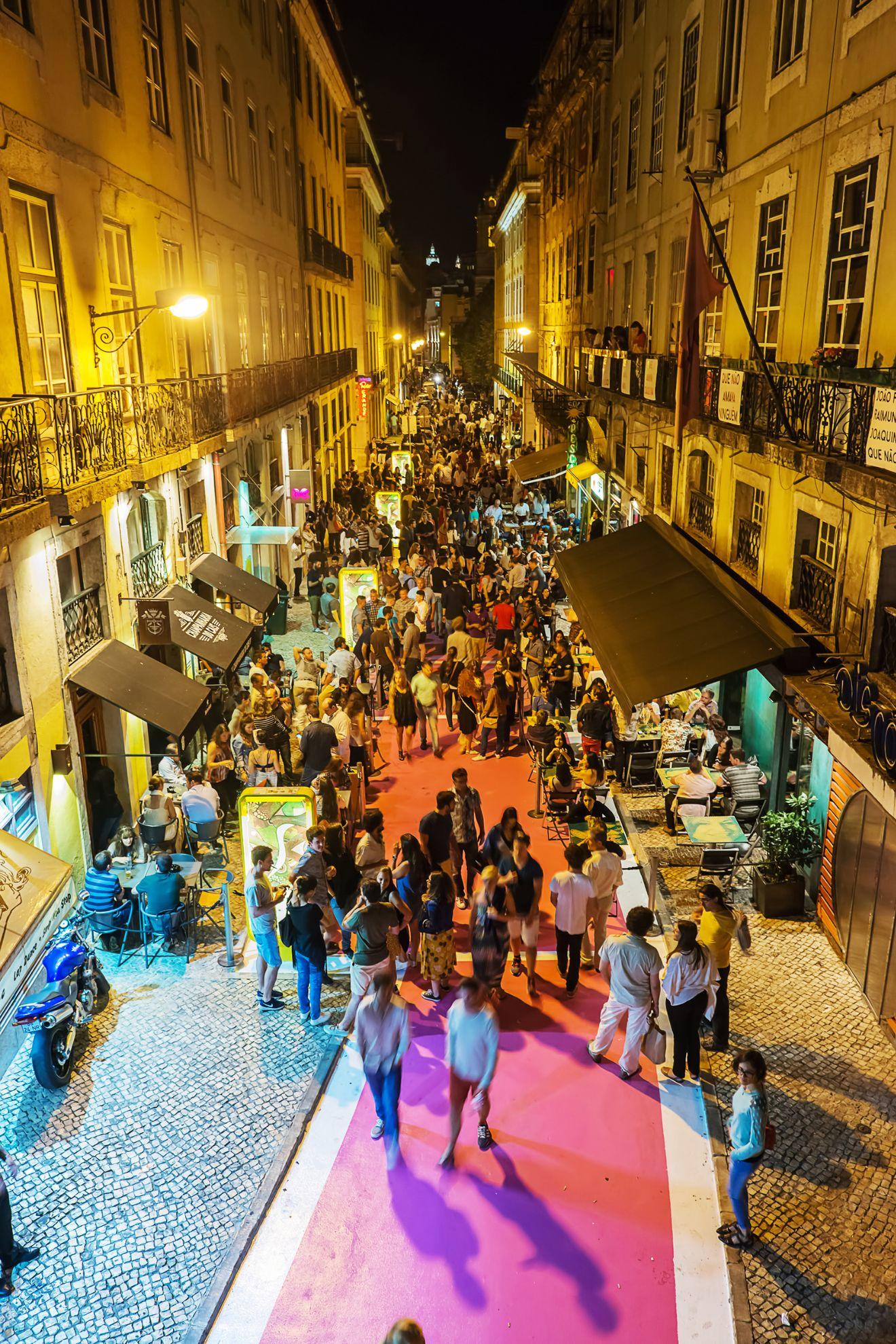 Une rue bondée de Lisbonne le soir.
