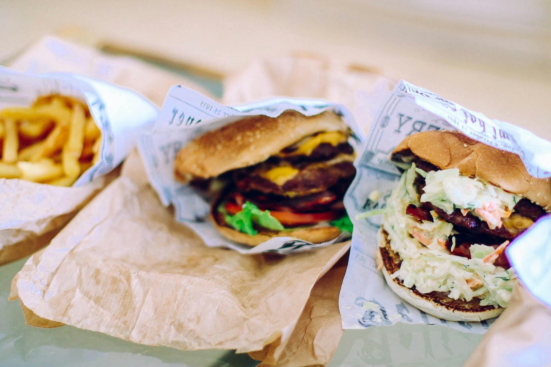 Deux burgers et des frites.