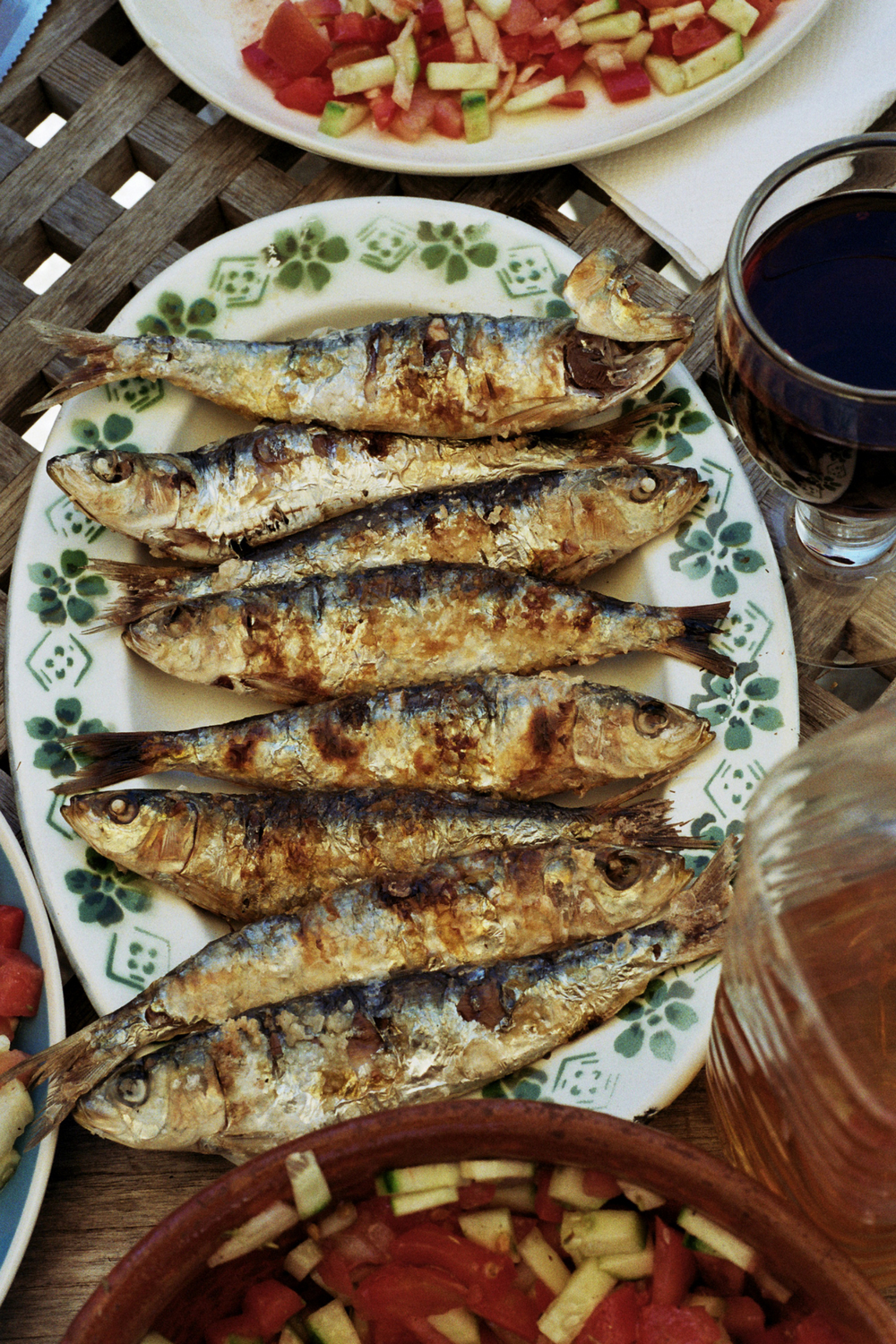 Une assiette de sardines grillées.
