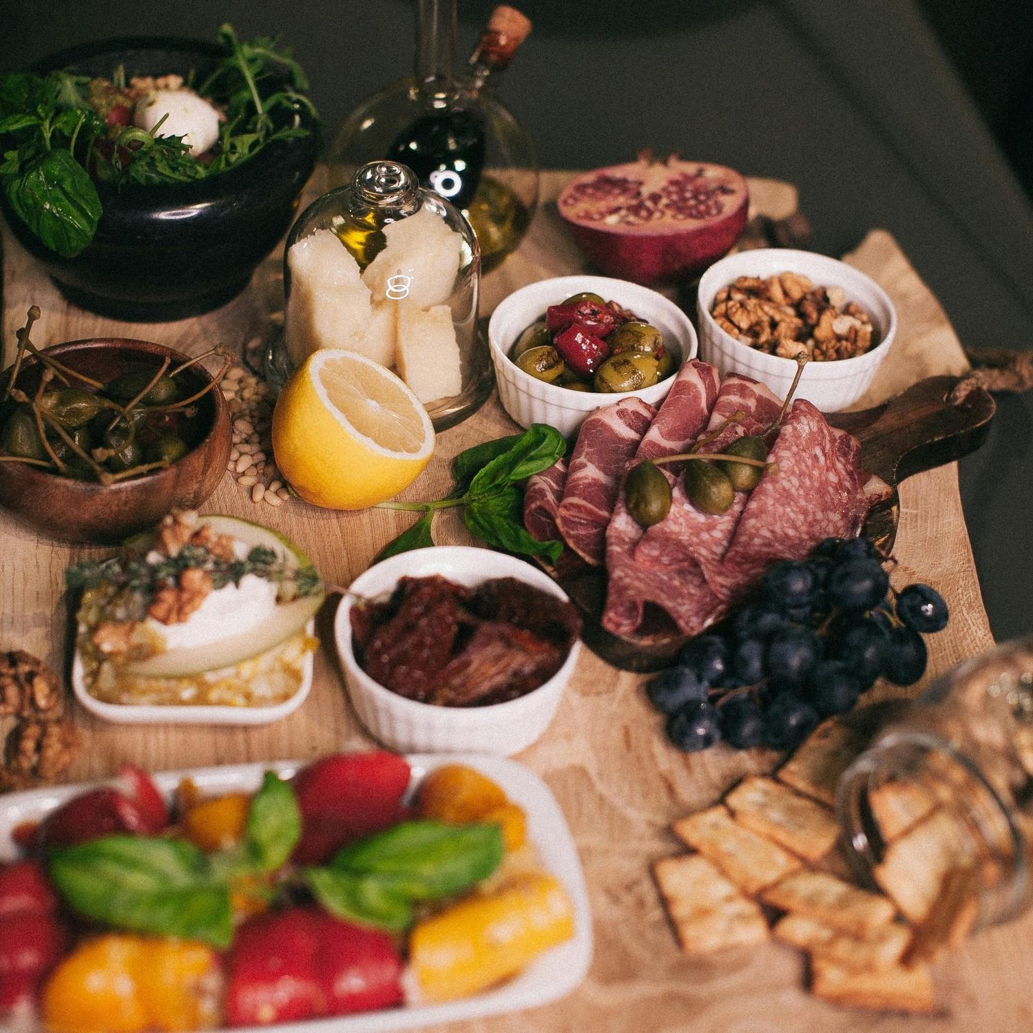 Une table remplie de tapas à partager.