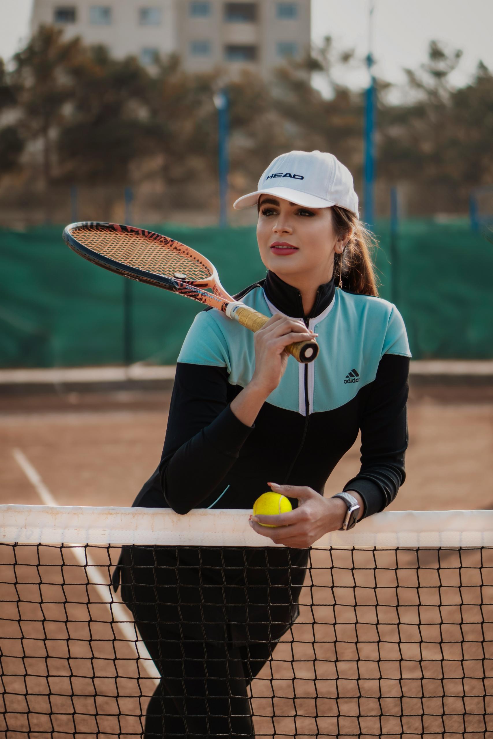 Une joueuse de tennis débutante sur un terrain en terre battue.