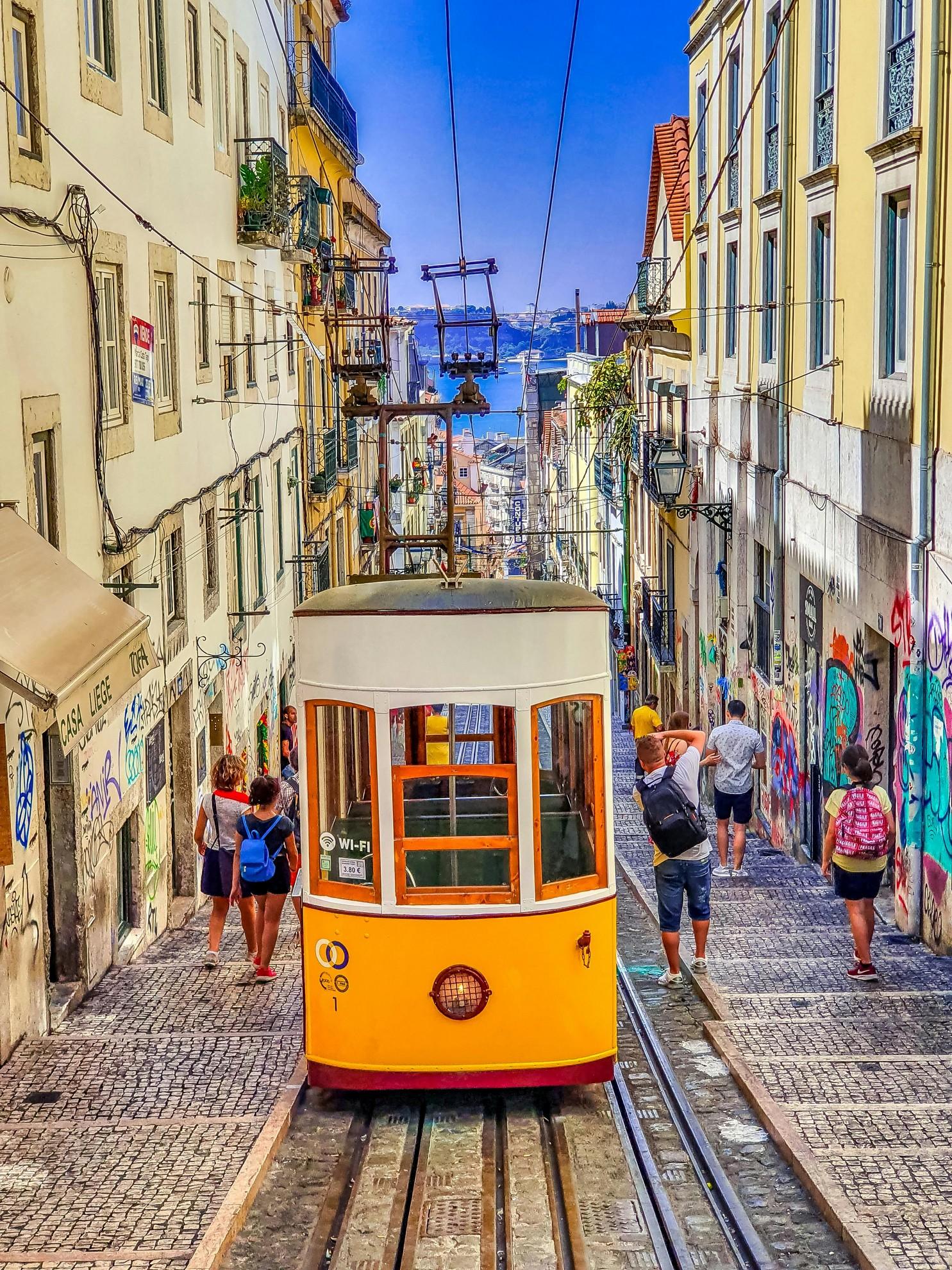 Un tramway sous le soleil de Lisbonne.