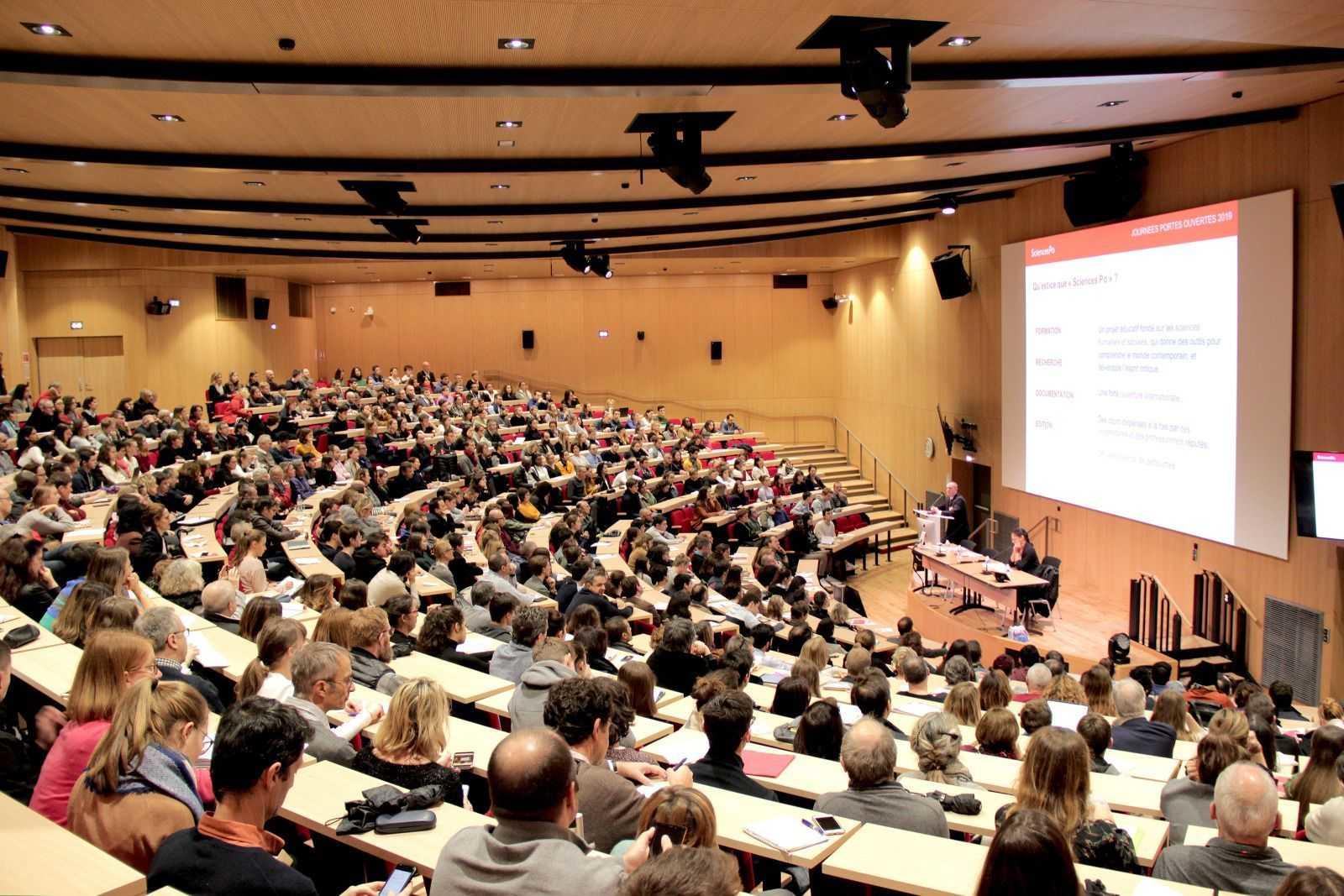 campus de Sciences Po avec un amphithéâtre plein d'étudiants