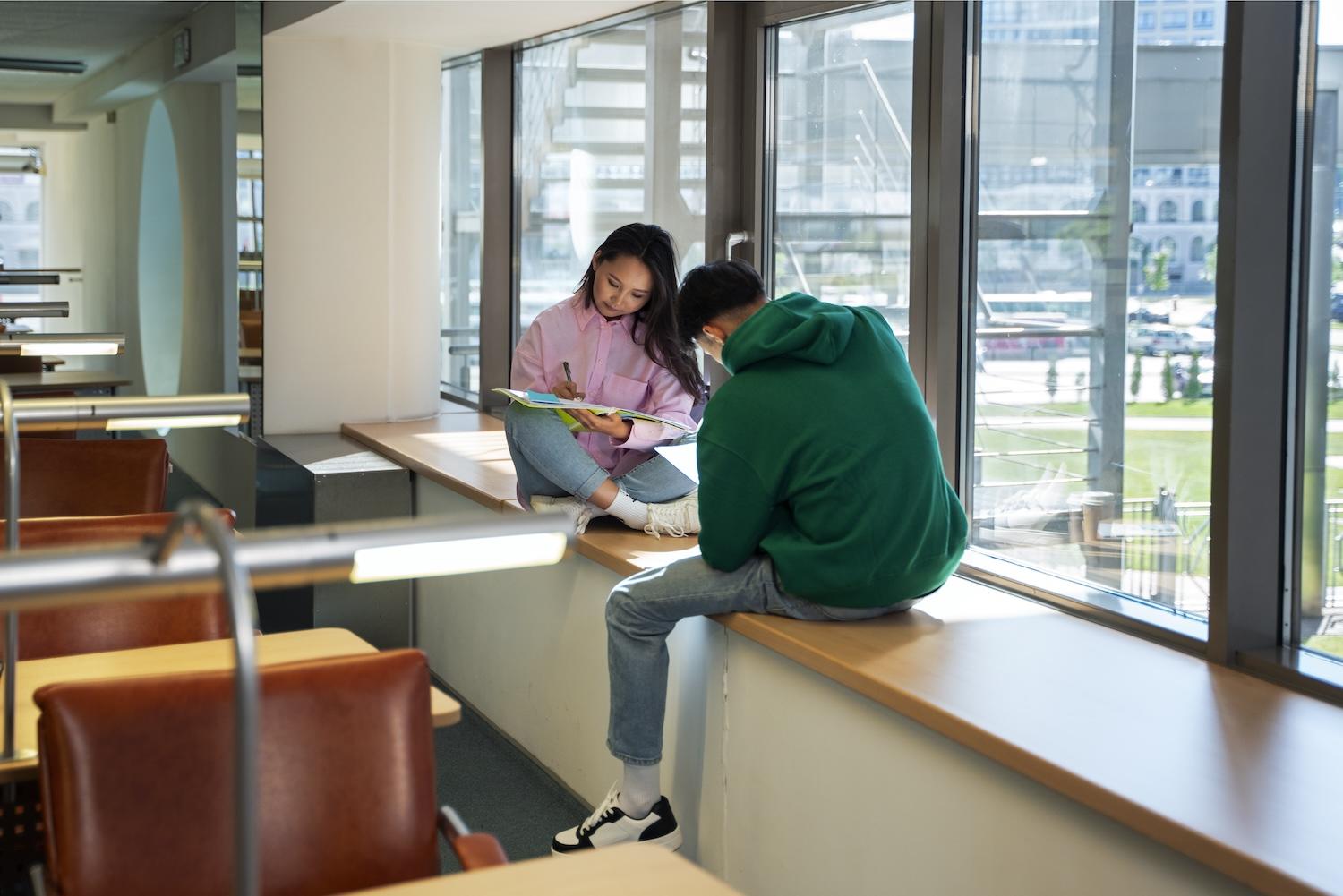 Deux étudiants en train de préparer leur examen dans une école.