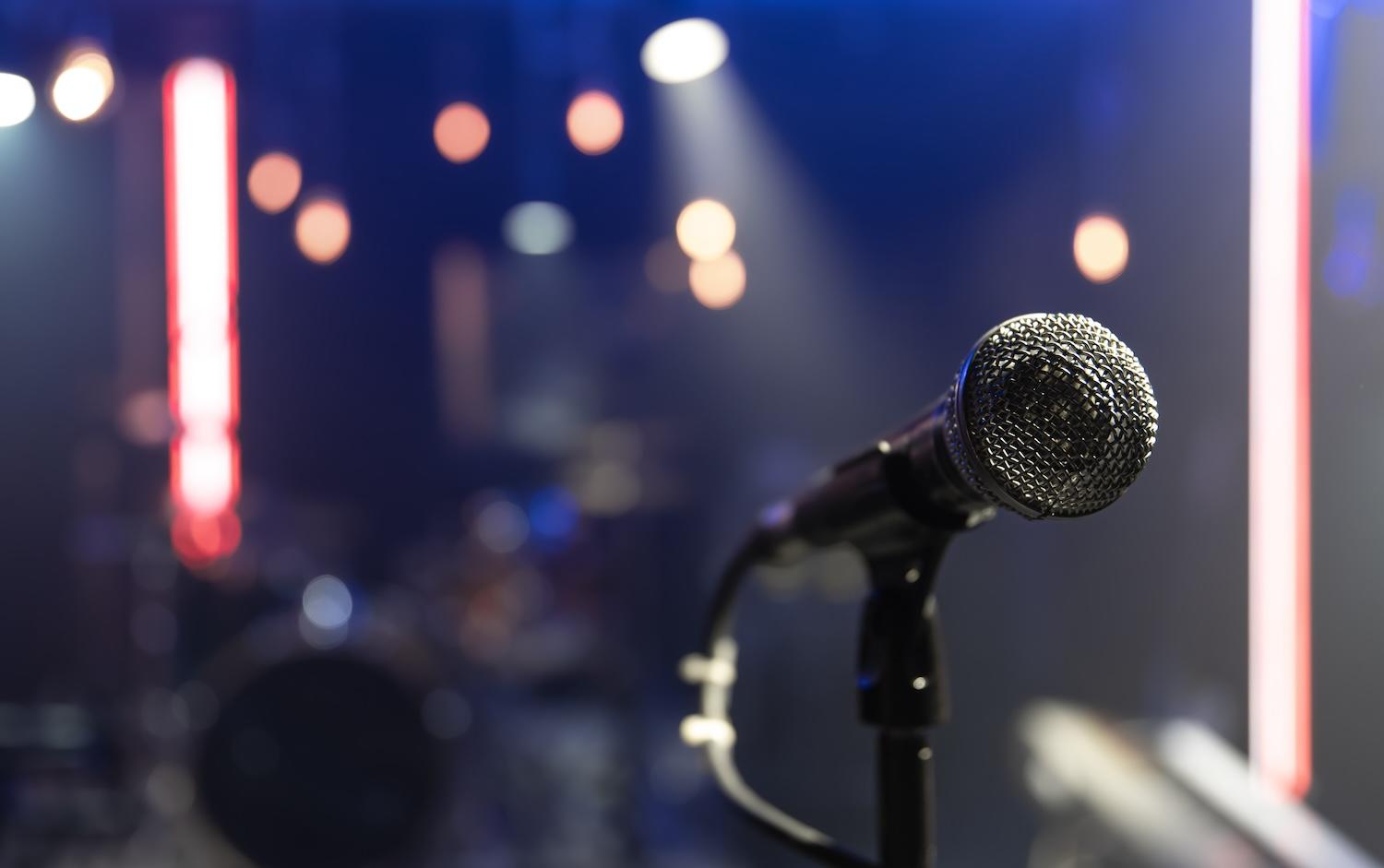 Un micro en gros plan sur une scène de concert.