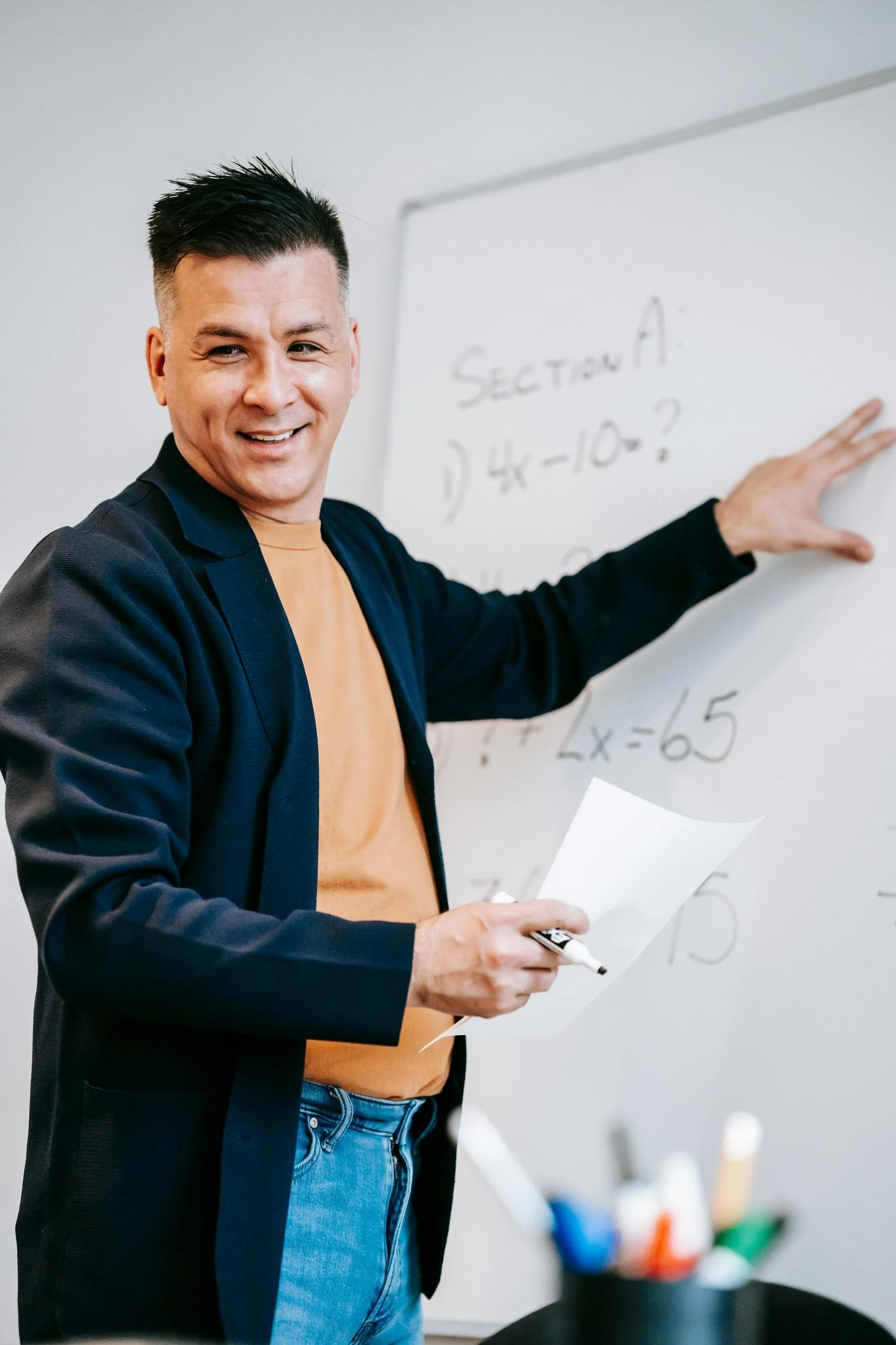 Un professeur en pleine leçon de mathématiques.