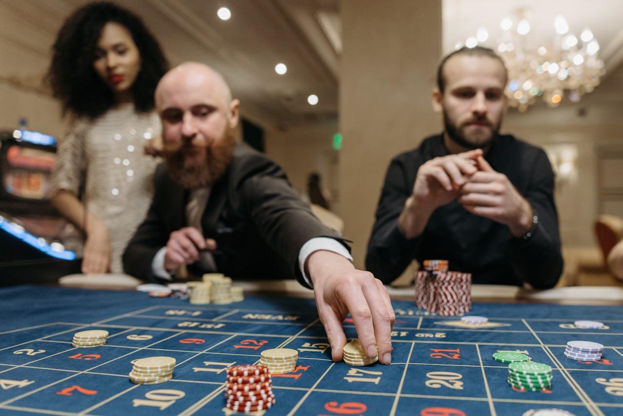 Un joueur mettant des jetons sur le numéro 17 au casino. 
