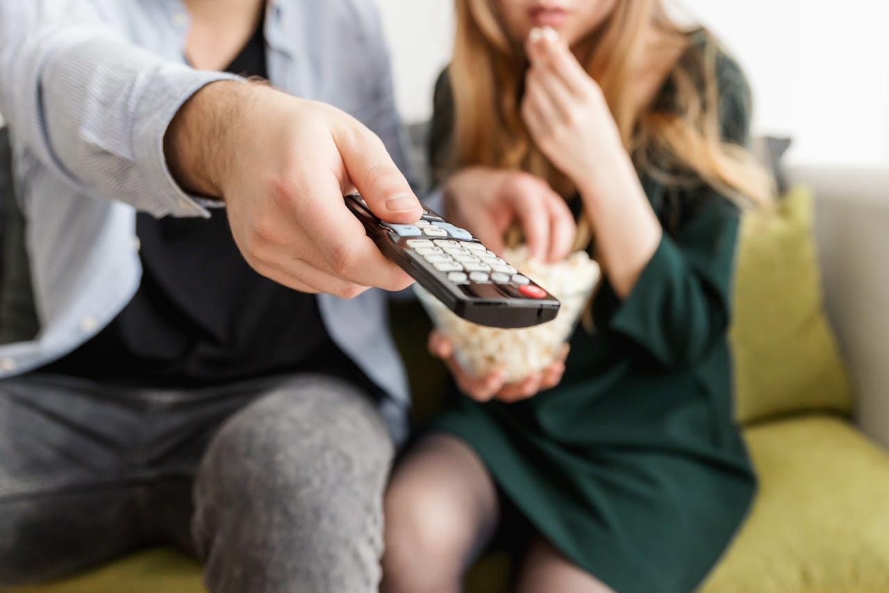 Un couple regarde l'Eurovision à la télé.