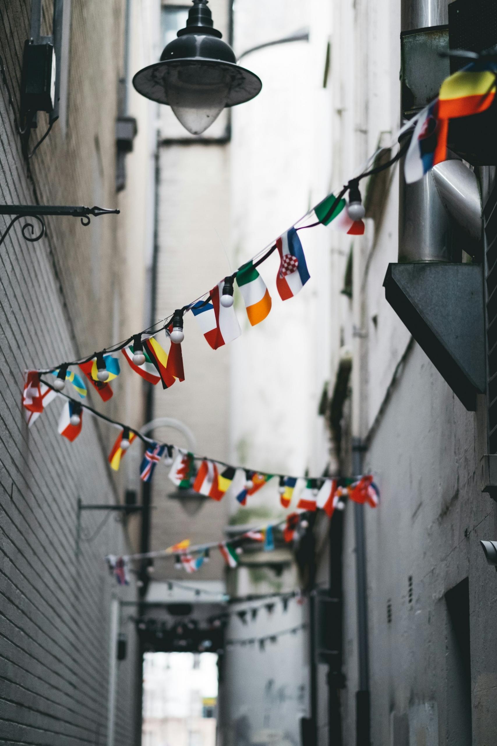 drapeaux de pays accrochés dans la rue 