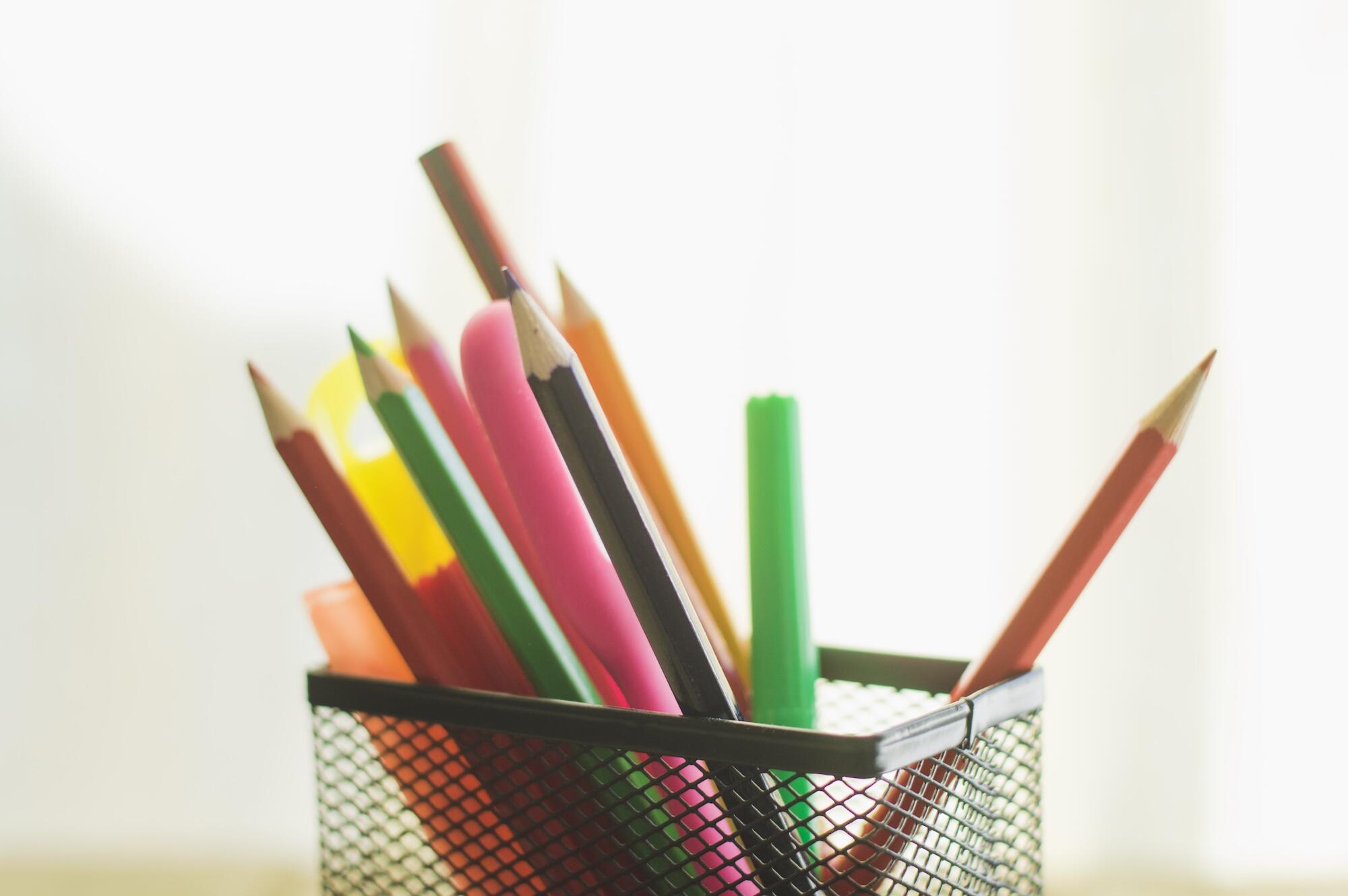 Des crayons dans un pot à crayon