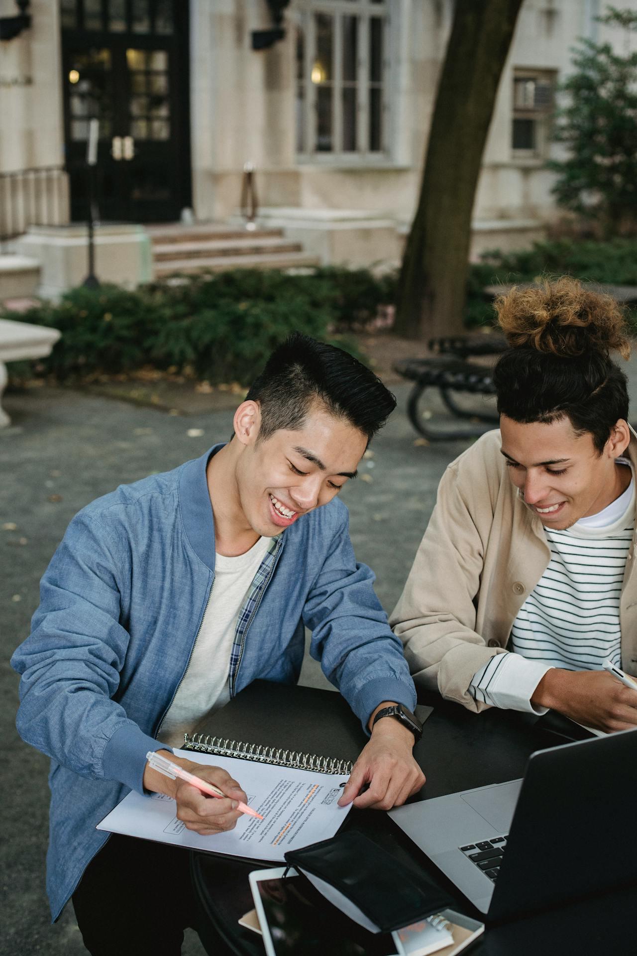 Deux jeunes hommes formulent leurs voeux sur le site Mon Master.