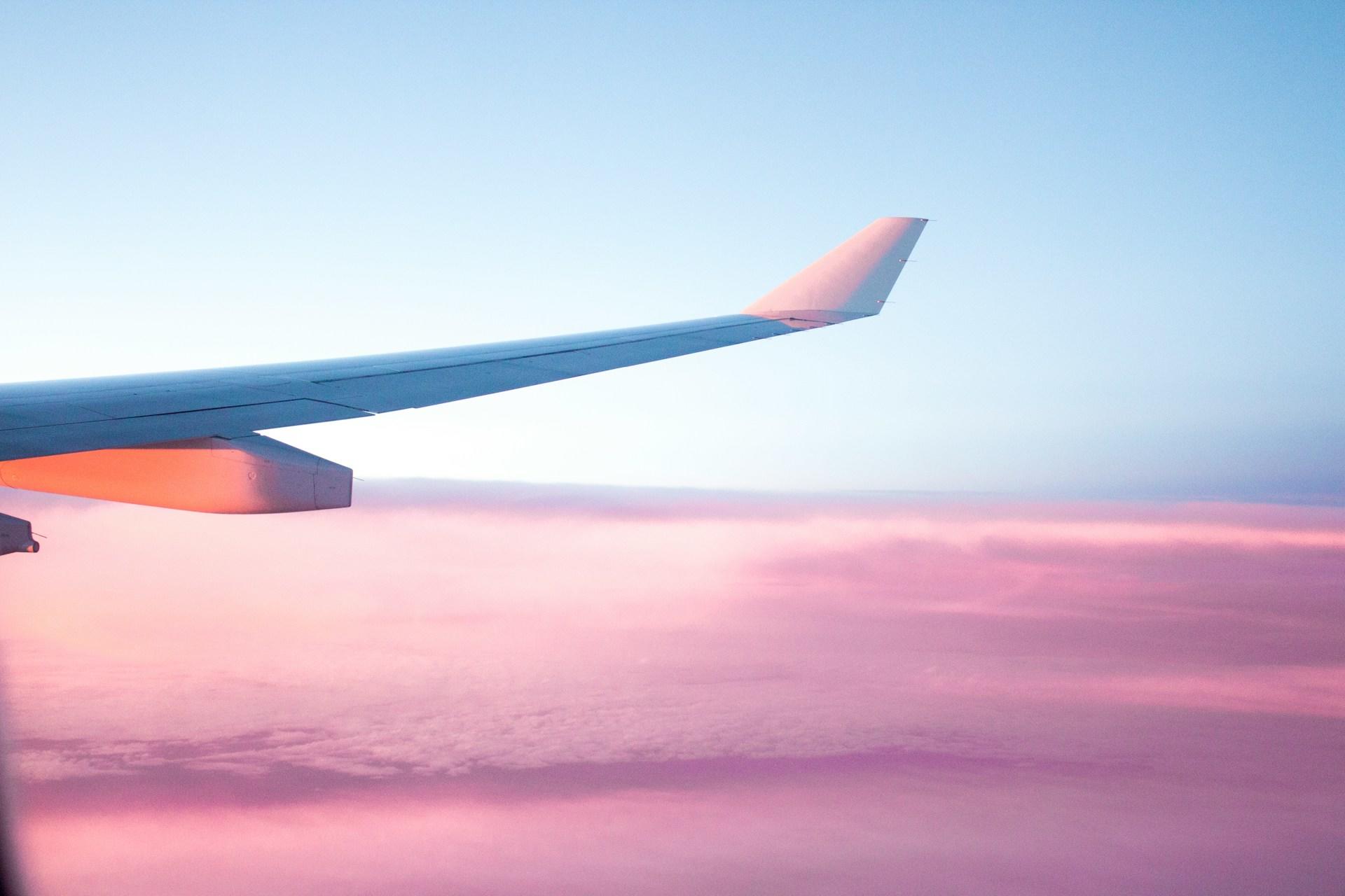 avion dans les airs lors d'un coucher de soleil