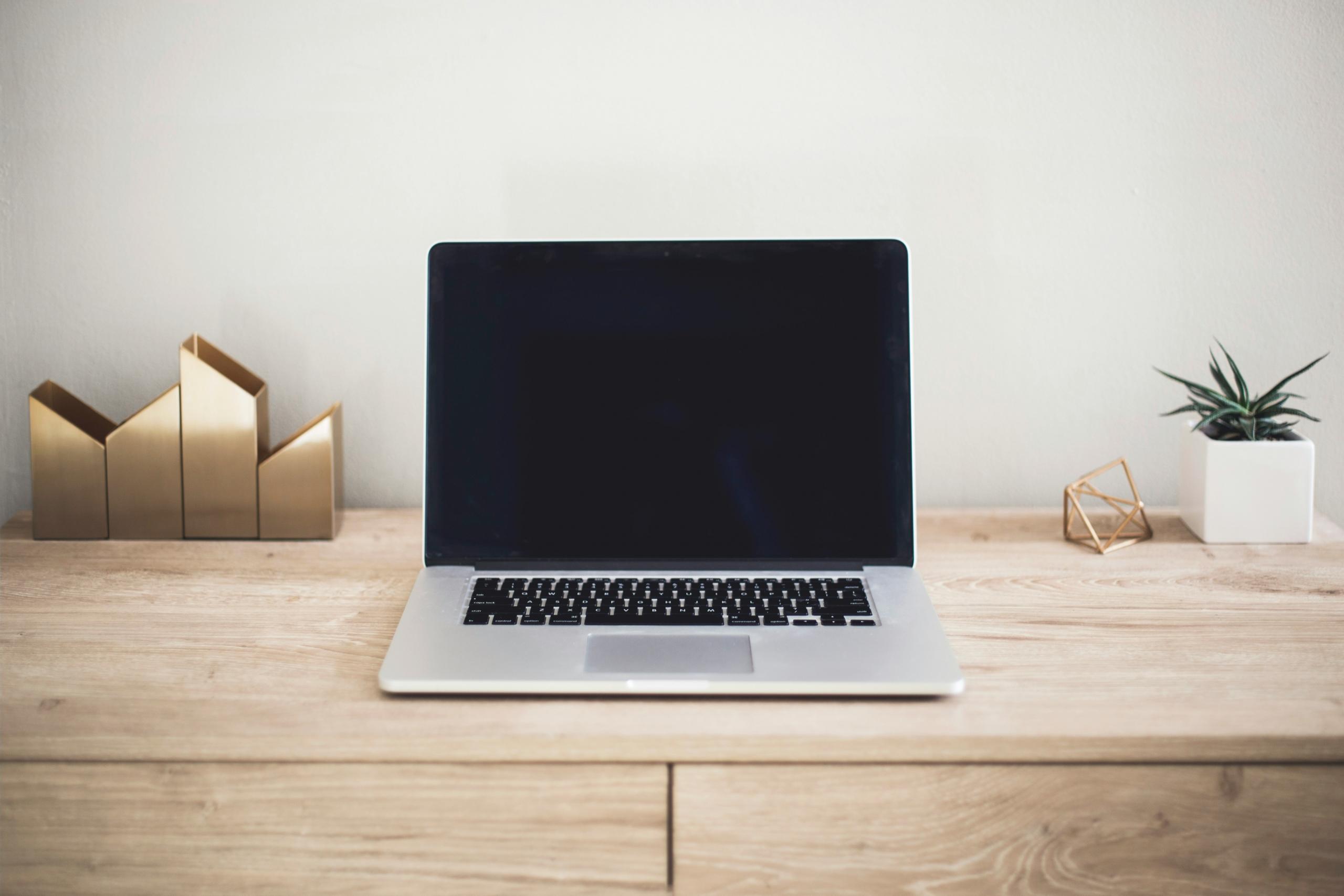 Un ordinateur portable éteint posé sur un bureau.