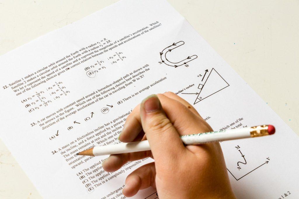 élève réalisant un exercice de mathématiques