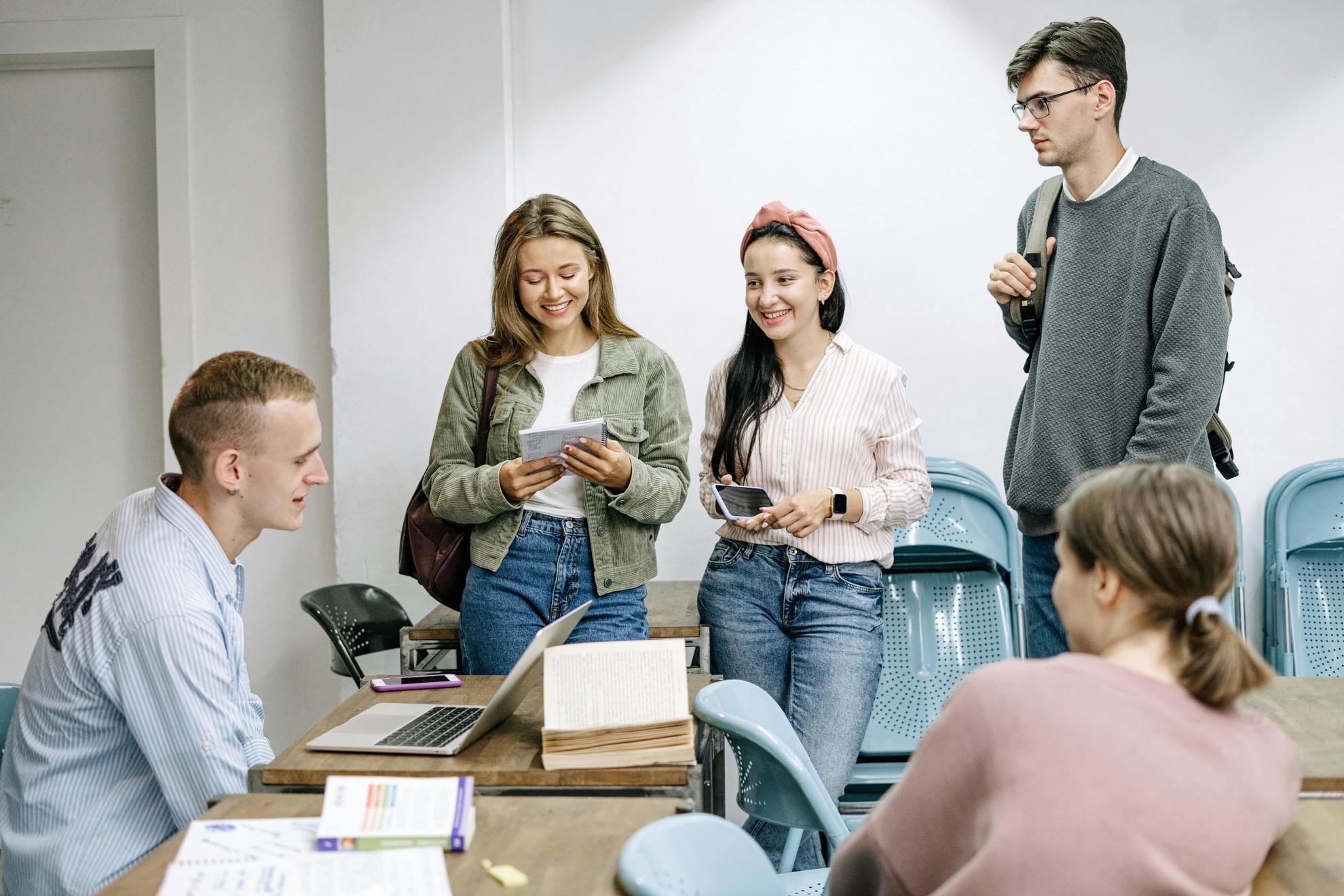 Des étudiants dans une salle de classe.