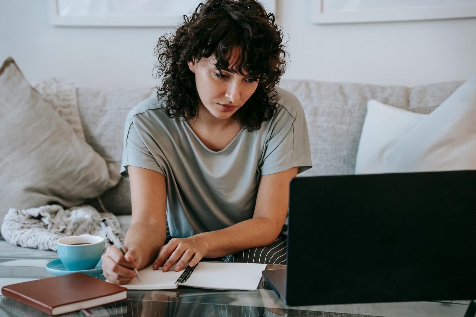 Une jeune femme en train de prendre des notes.