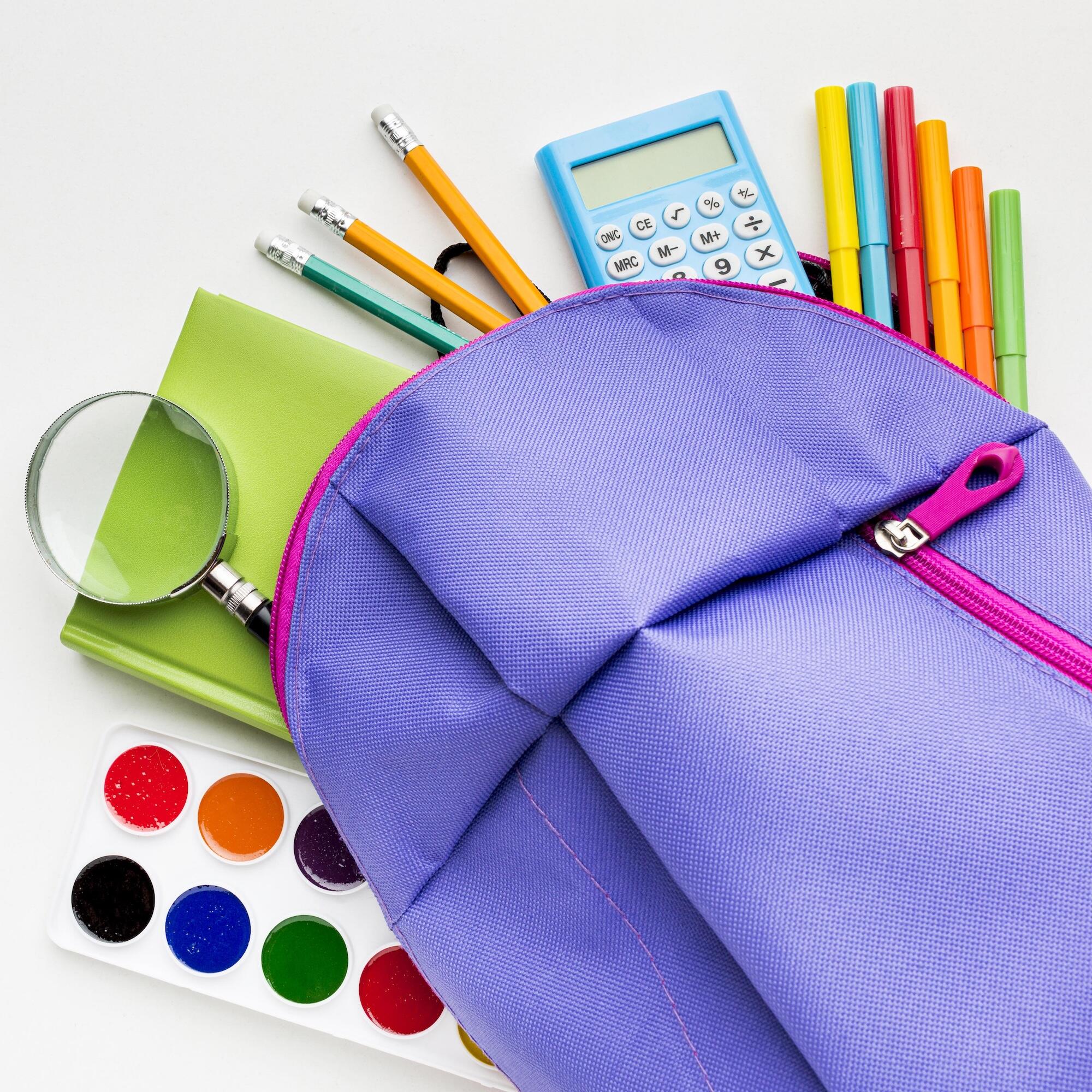 Plusieurs fournitures scolaires ensemble