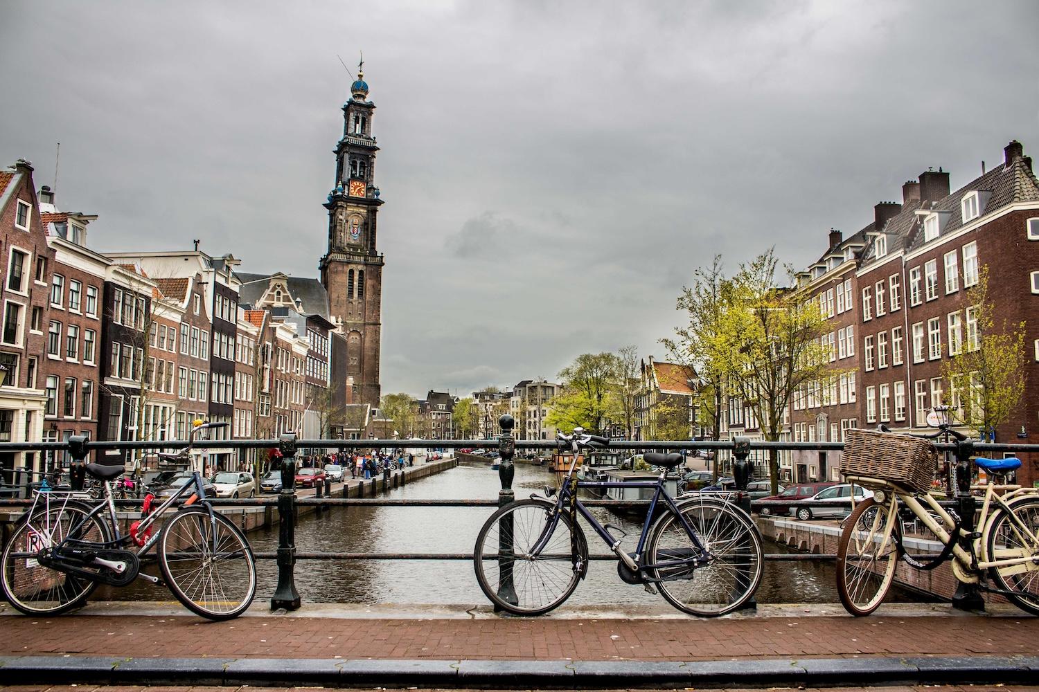 Vue des vélos appuyés sur un pont au-dessus du canal. 