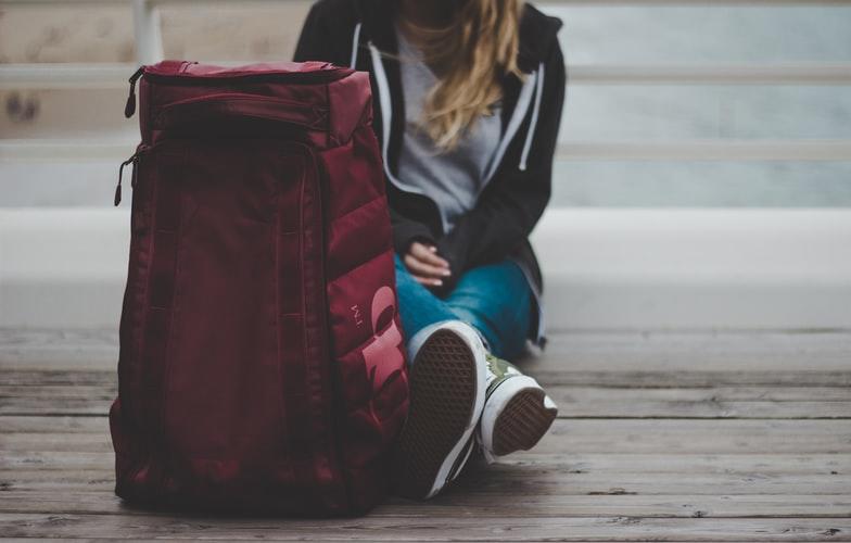 fille avec valise internat excellence