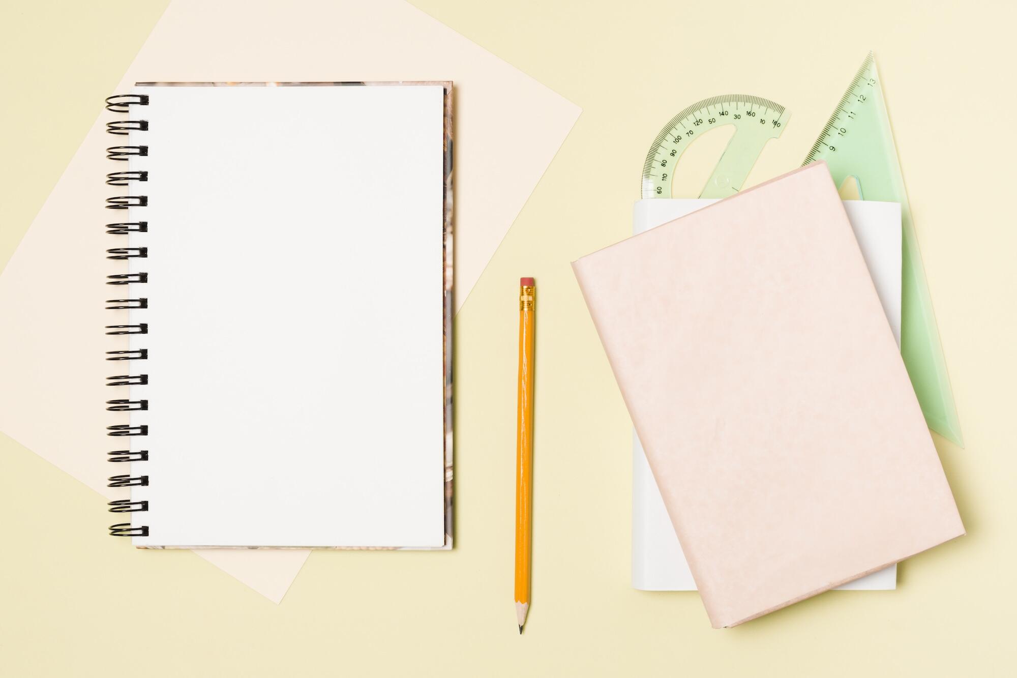 Des fournitures scolaires posées sur une table 