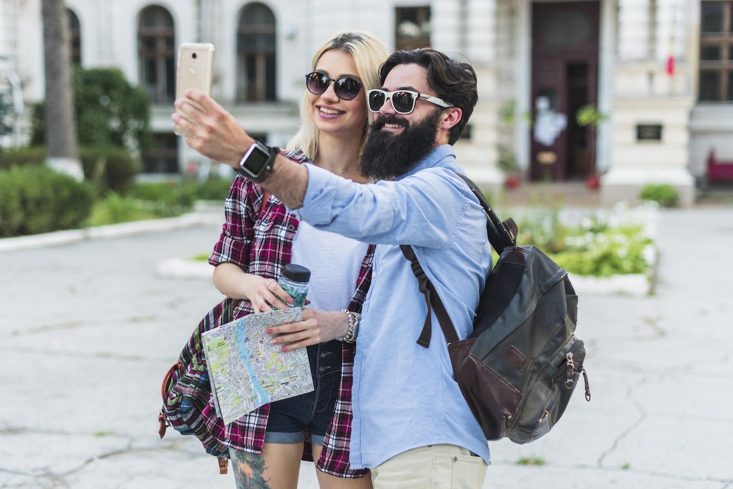 Un couple se prend en photo durant un voyage. 