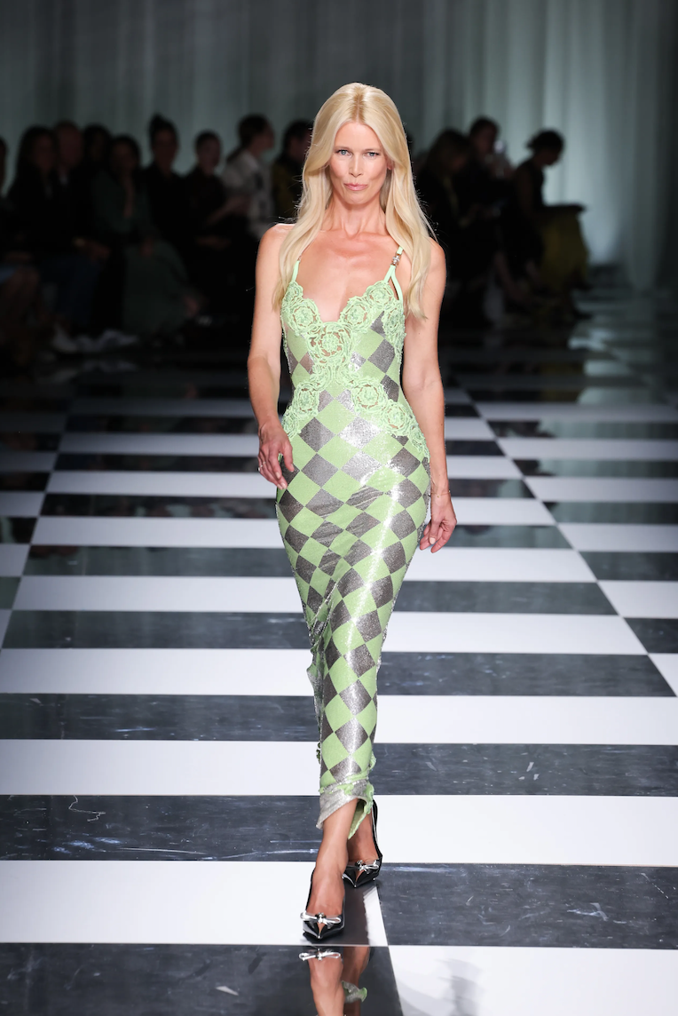 Photo de Claudia Schiffer défilant. 