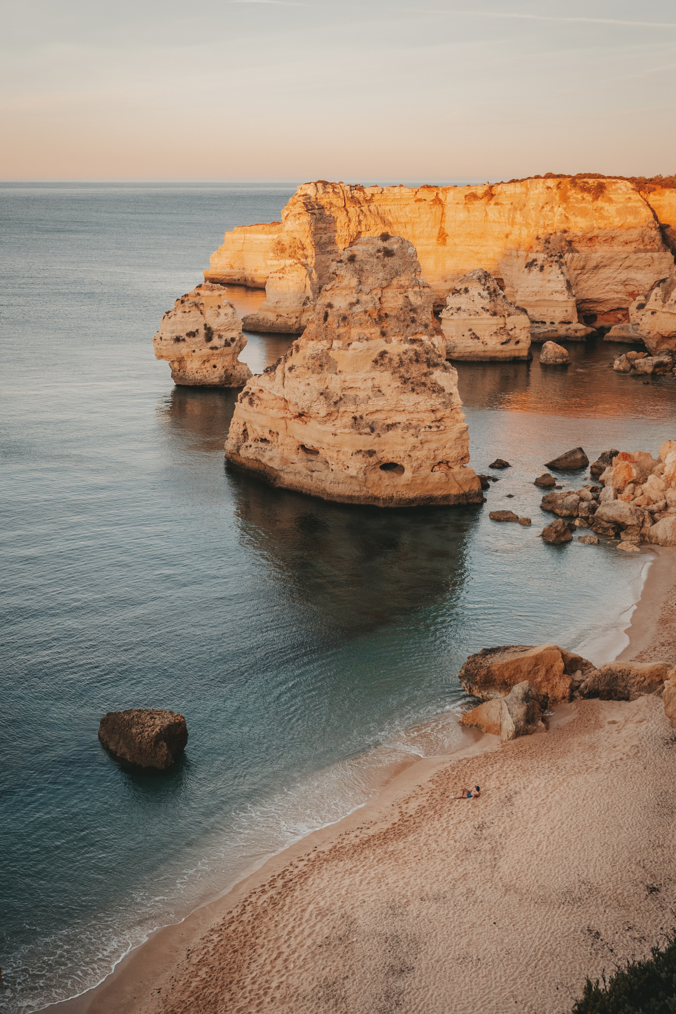 Les côtes portugaises et l'océan.