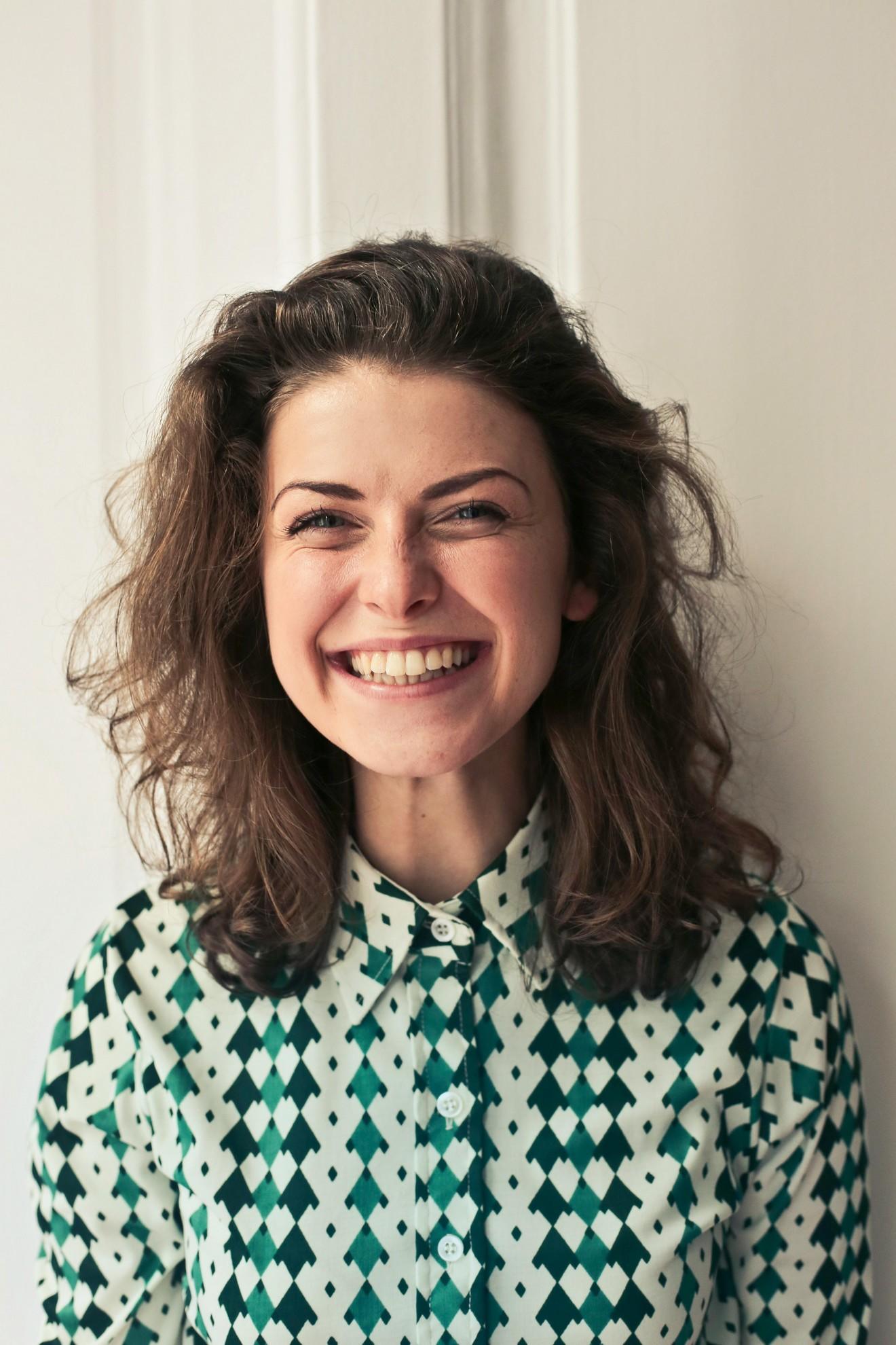 Une femme en train de sourire.