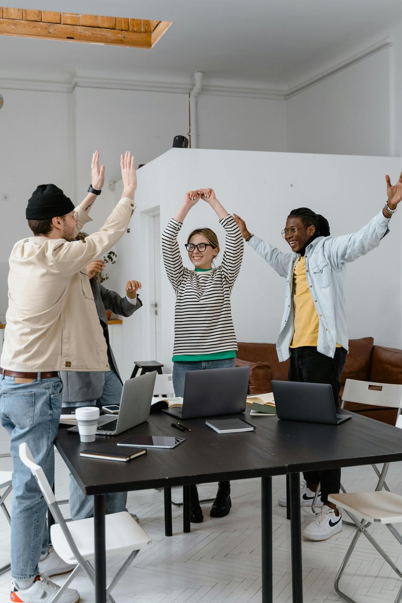 Une équipe de travail heureuse.