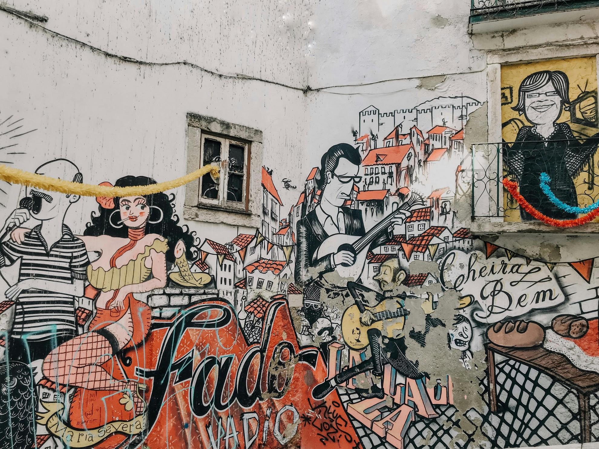 Un mur recouvert de dessins sur le fado.