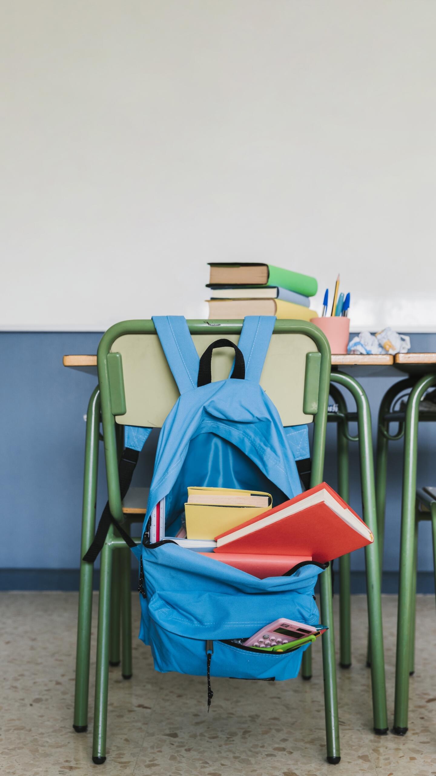 Un sac ouvert avec des cahiers dedans