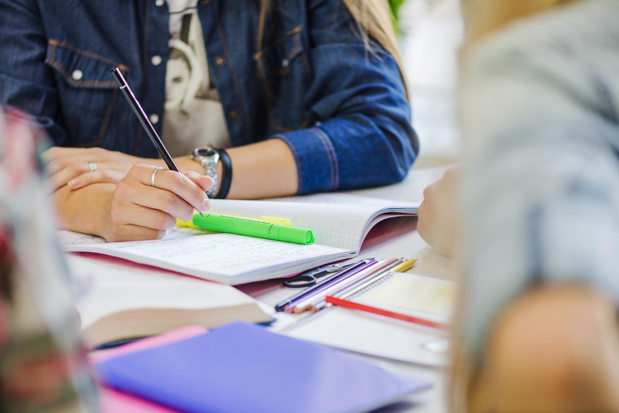 Une jeune fille est en train d'étudier.