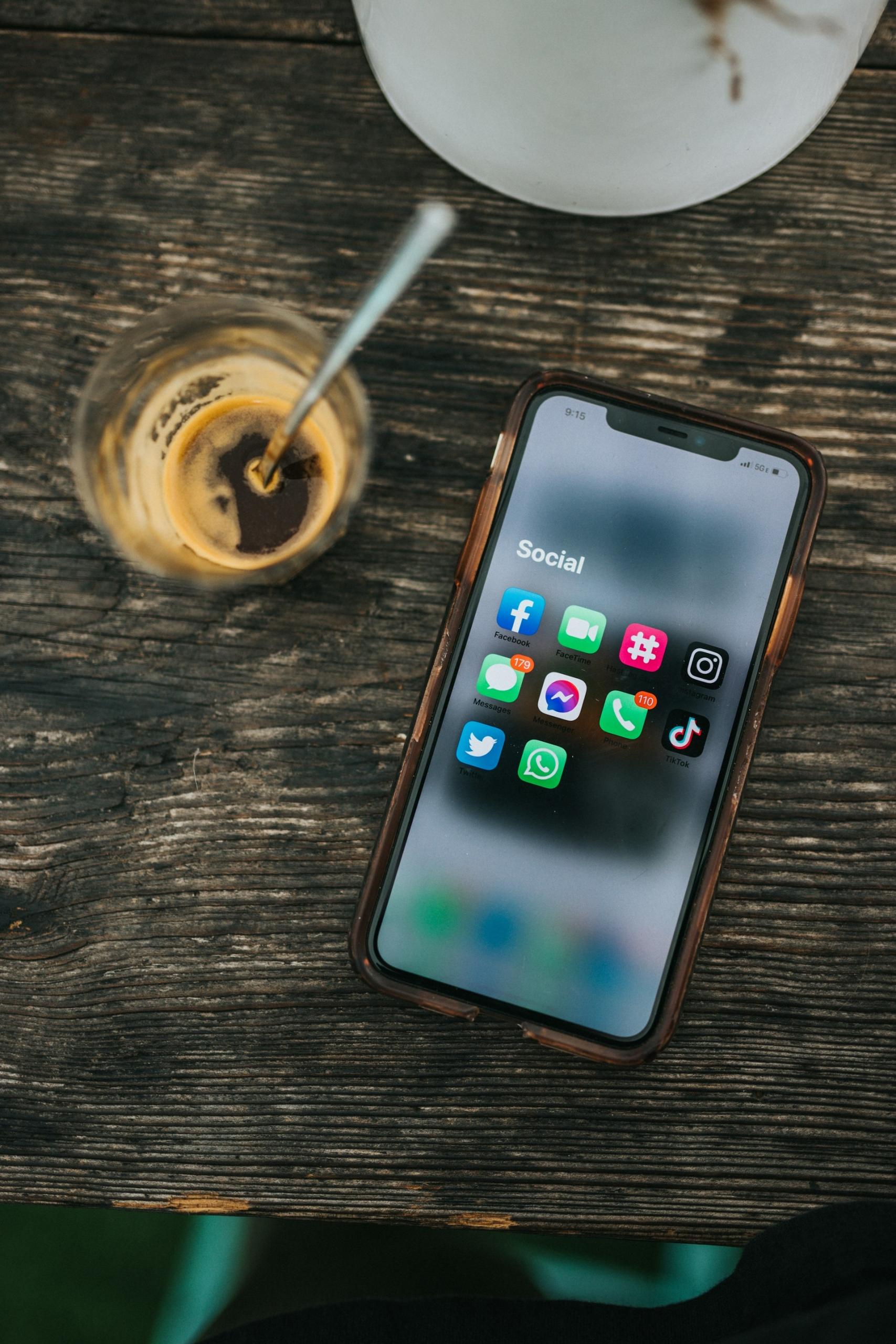téléphone avec applications de réseaux sociaux 