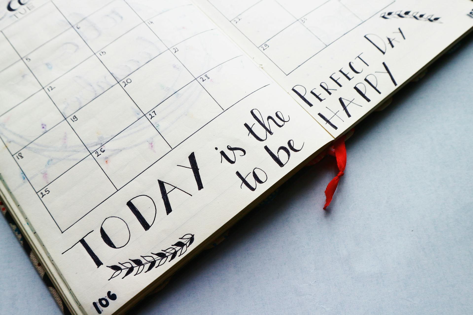 Agenda ouvert avec écrit "today is the perfect day to be happy"
