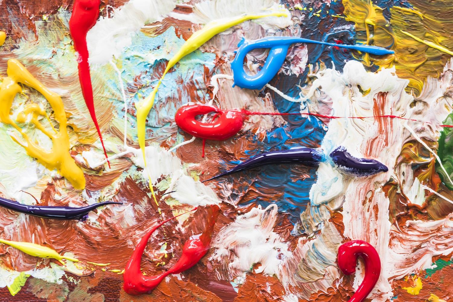 Tâches de peinture étalées sur un tableau.
