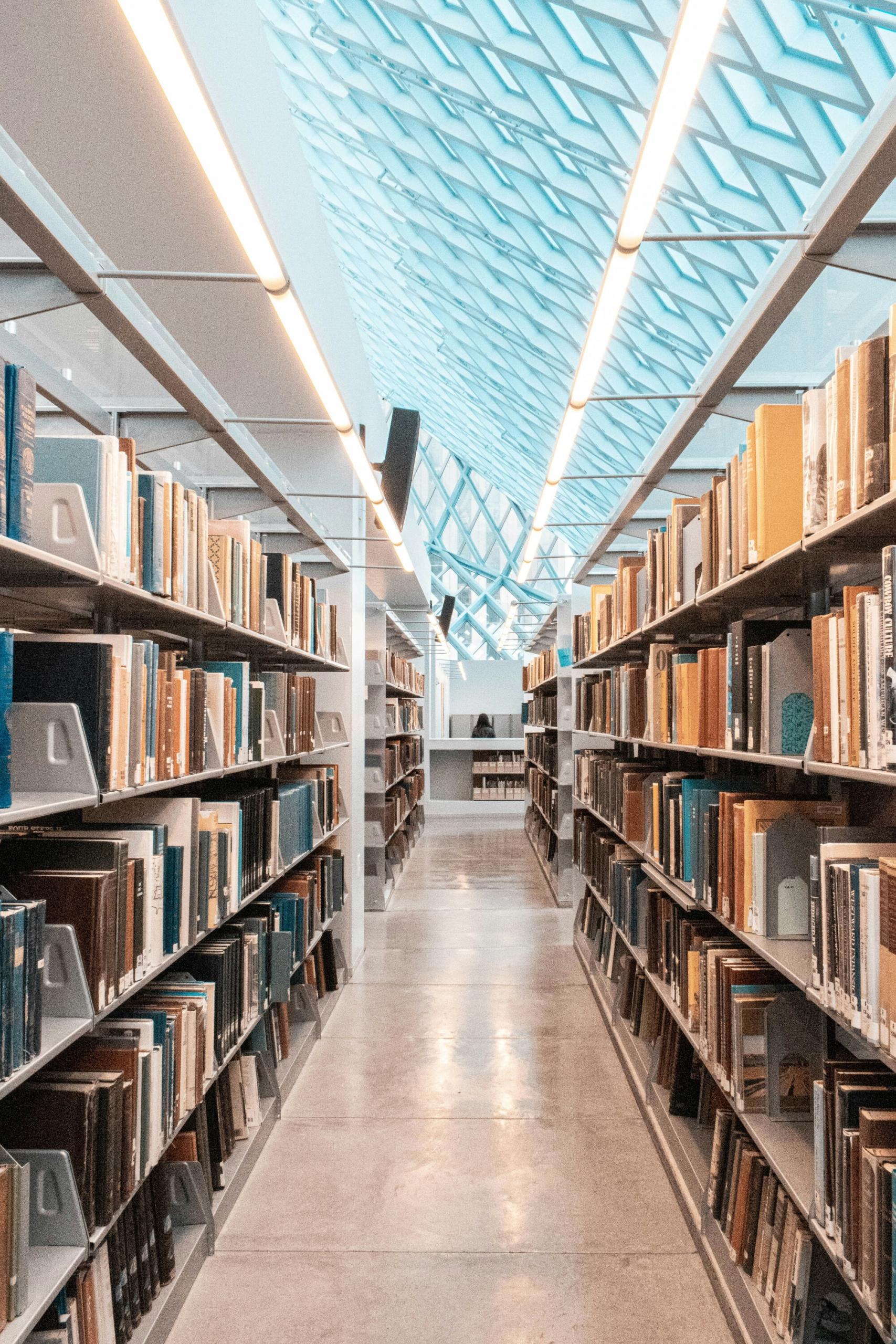 Le rayon d'une bibliothèque universitaire.