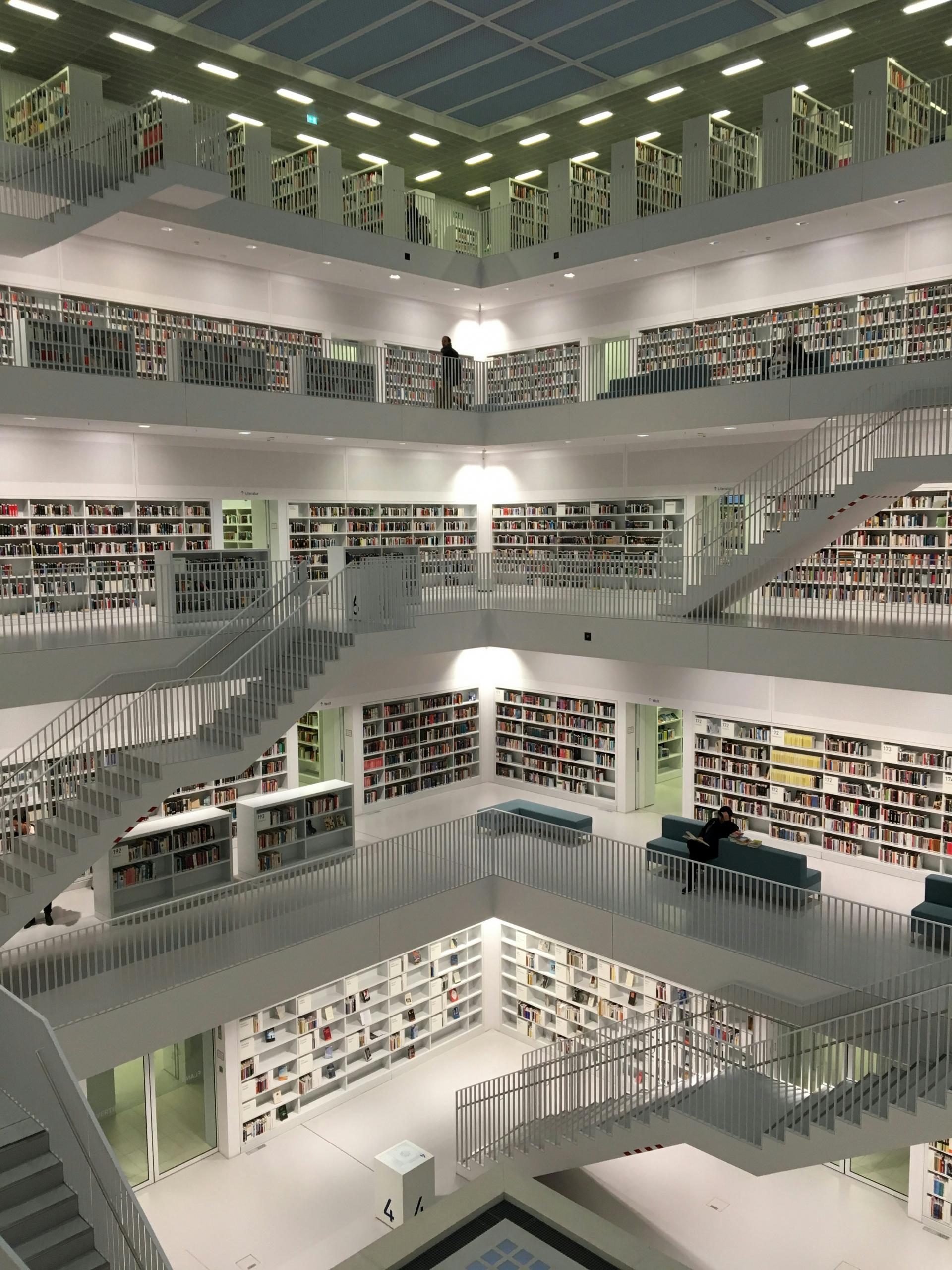 Un bibliothèque blanche sur plusieurs étages.