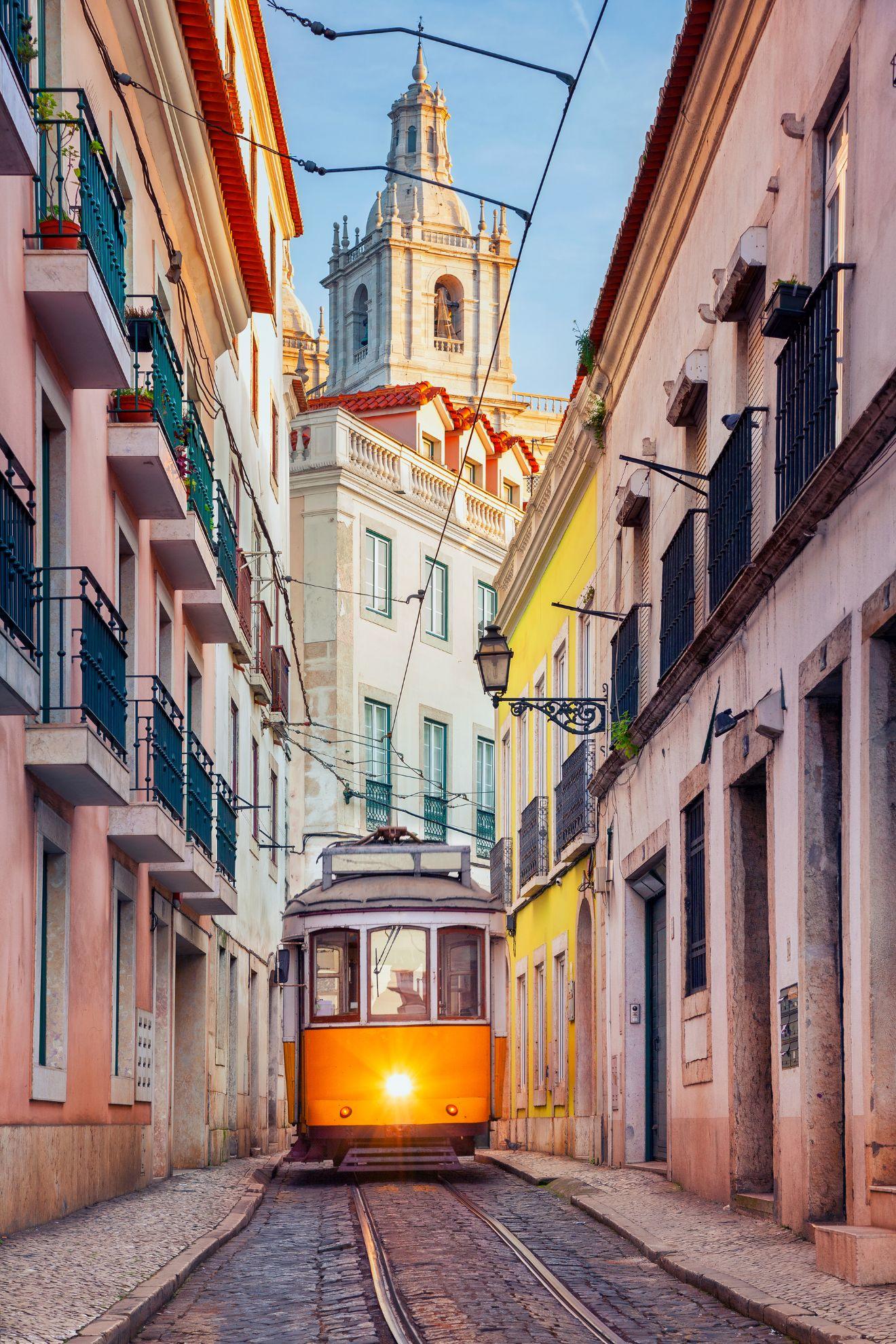 Le tramway jaune dans les rues de Lisbonne.