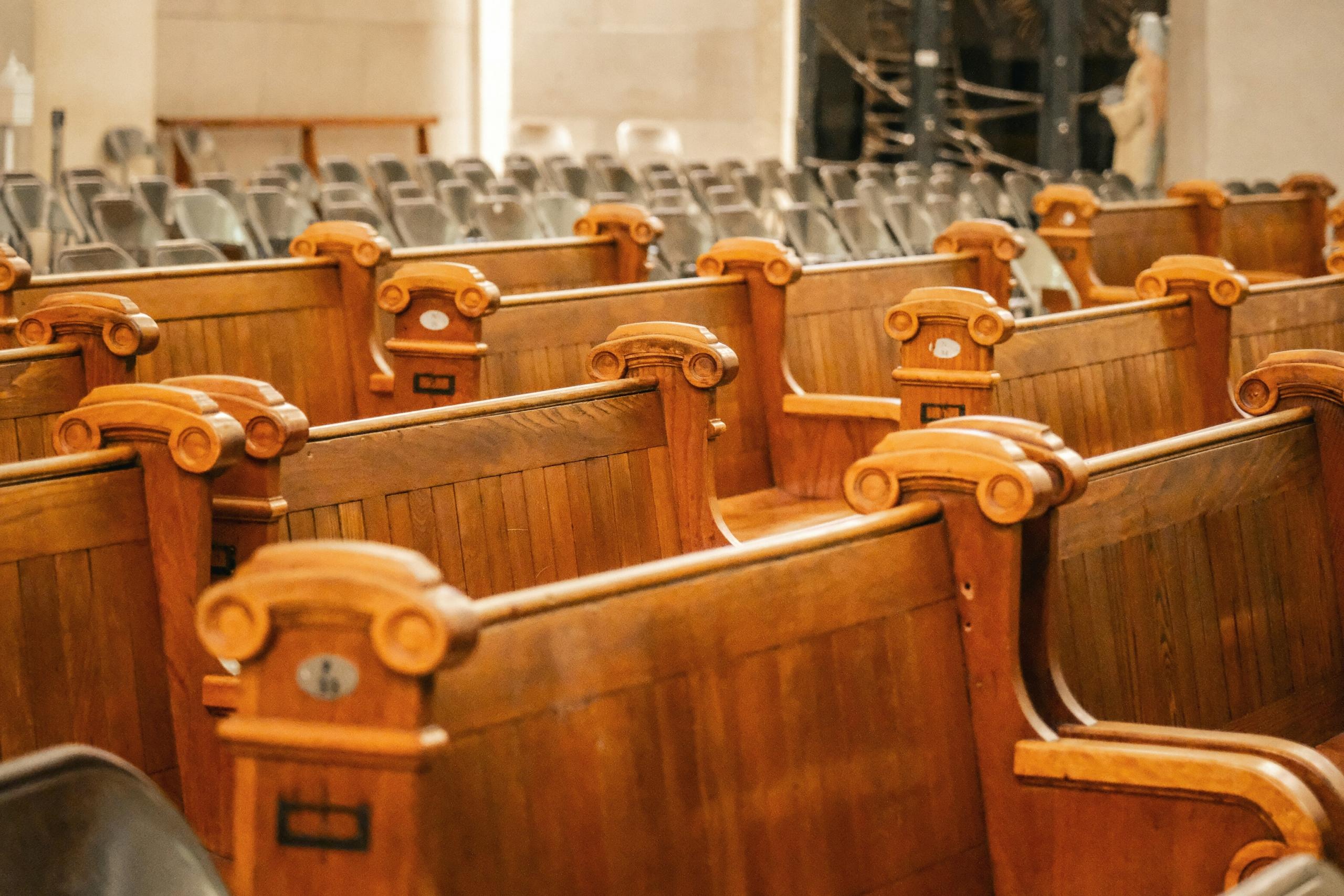 Des fauteuils en bois d'université.