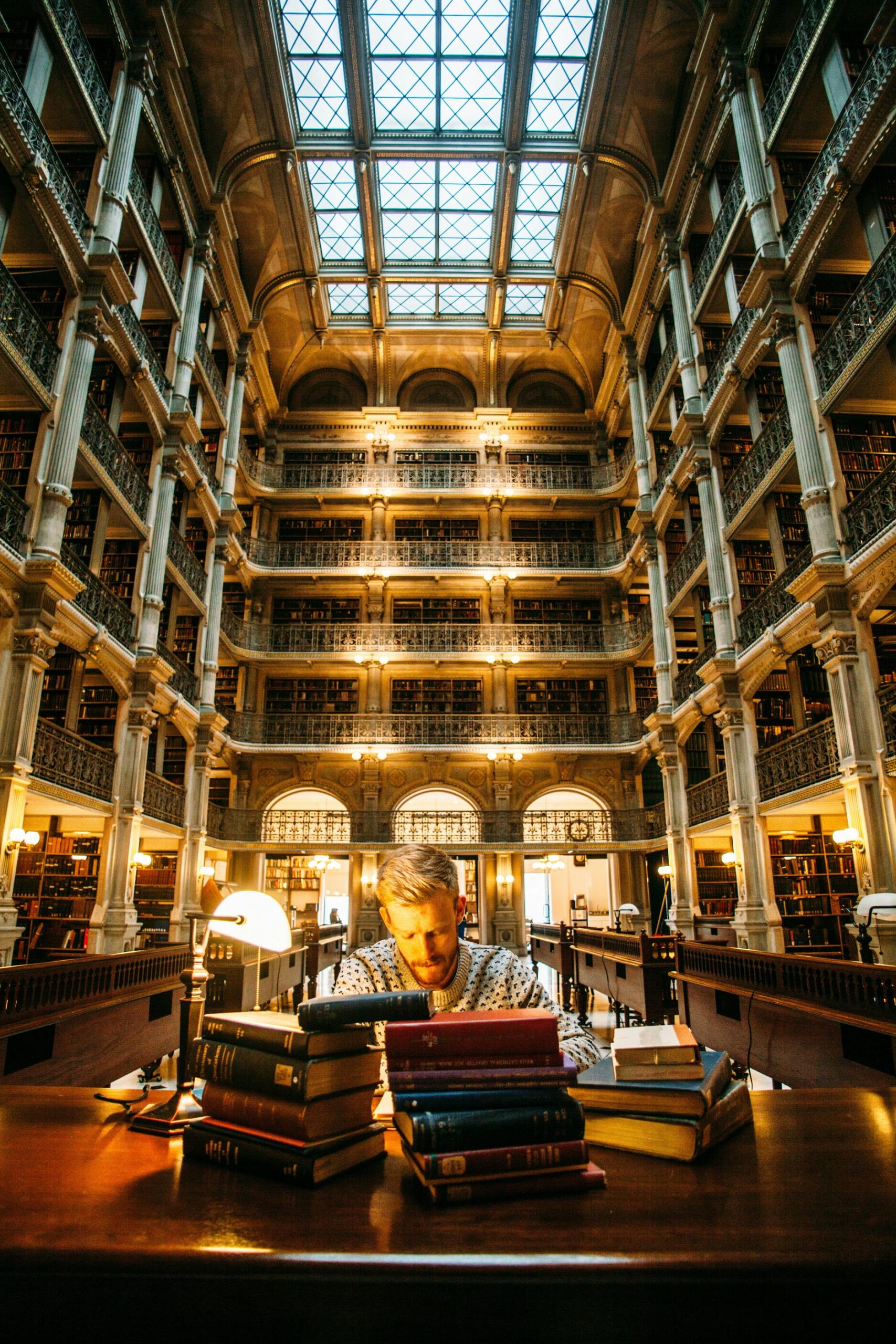 Un étudiant travaille dans une bibliothèque ancienne.