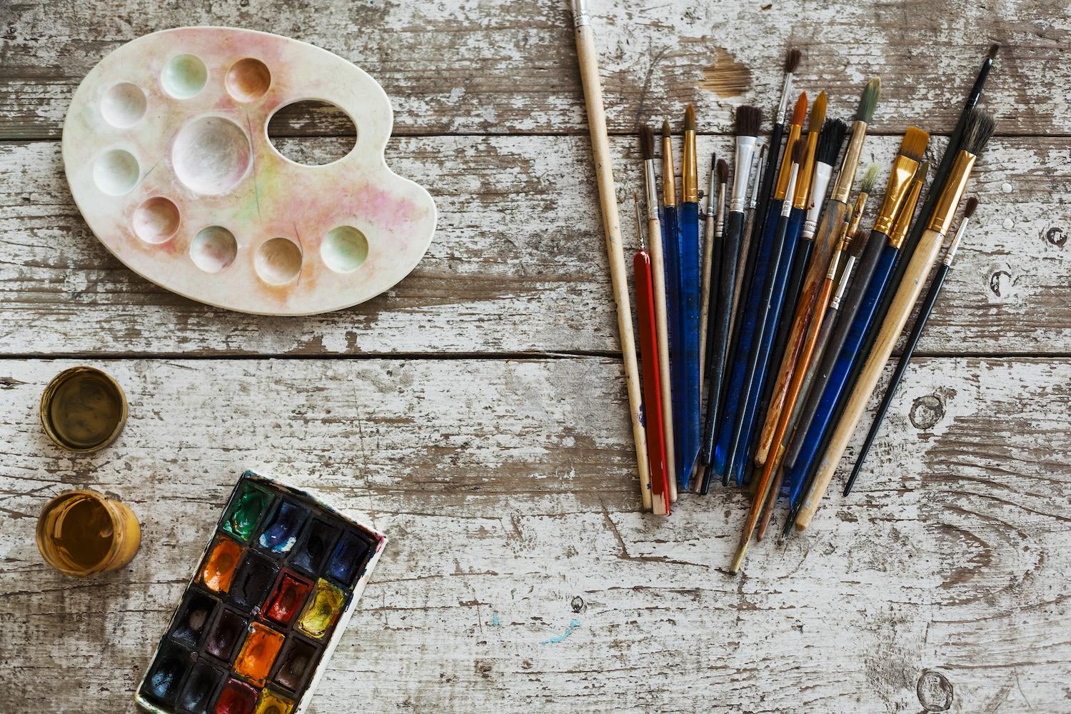 Pinceaux avec palettes de peinture