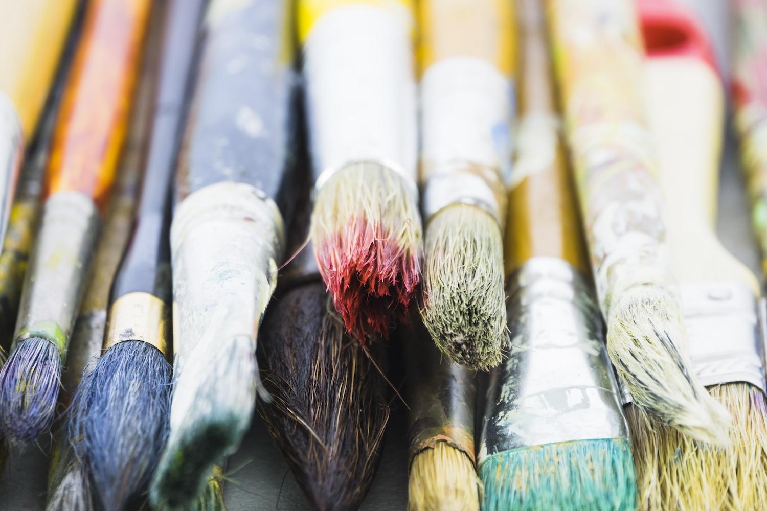 Pinceaux de peinture sales les uns sur les autres.