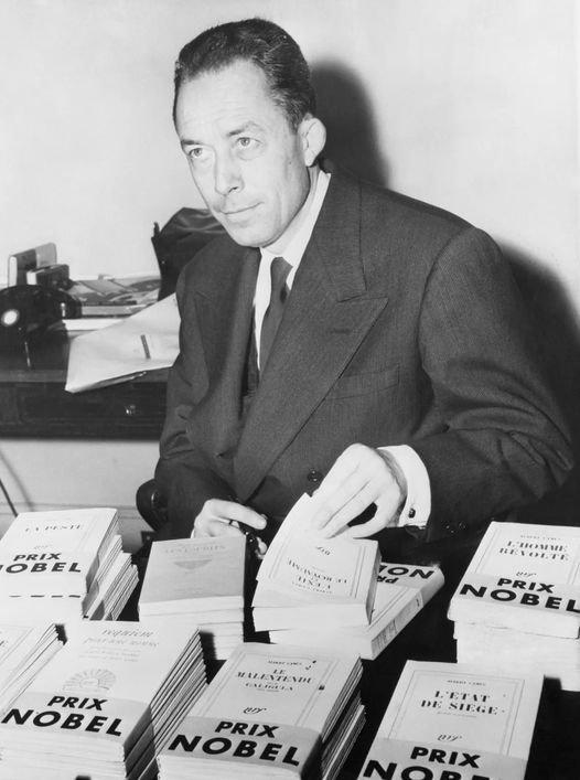 Photo d'Albert Camus et son livre médaillé