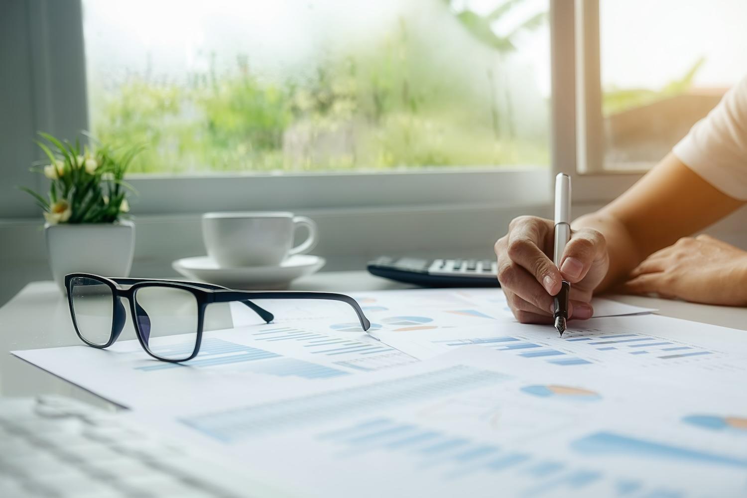 Une personne est en train d'étudier la finance.