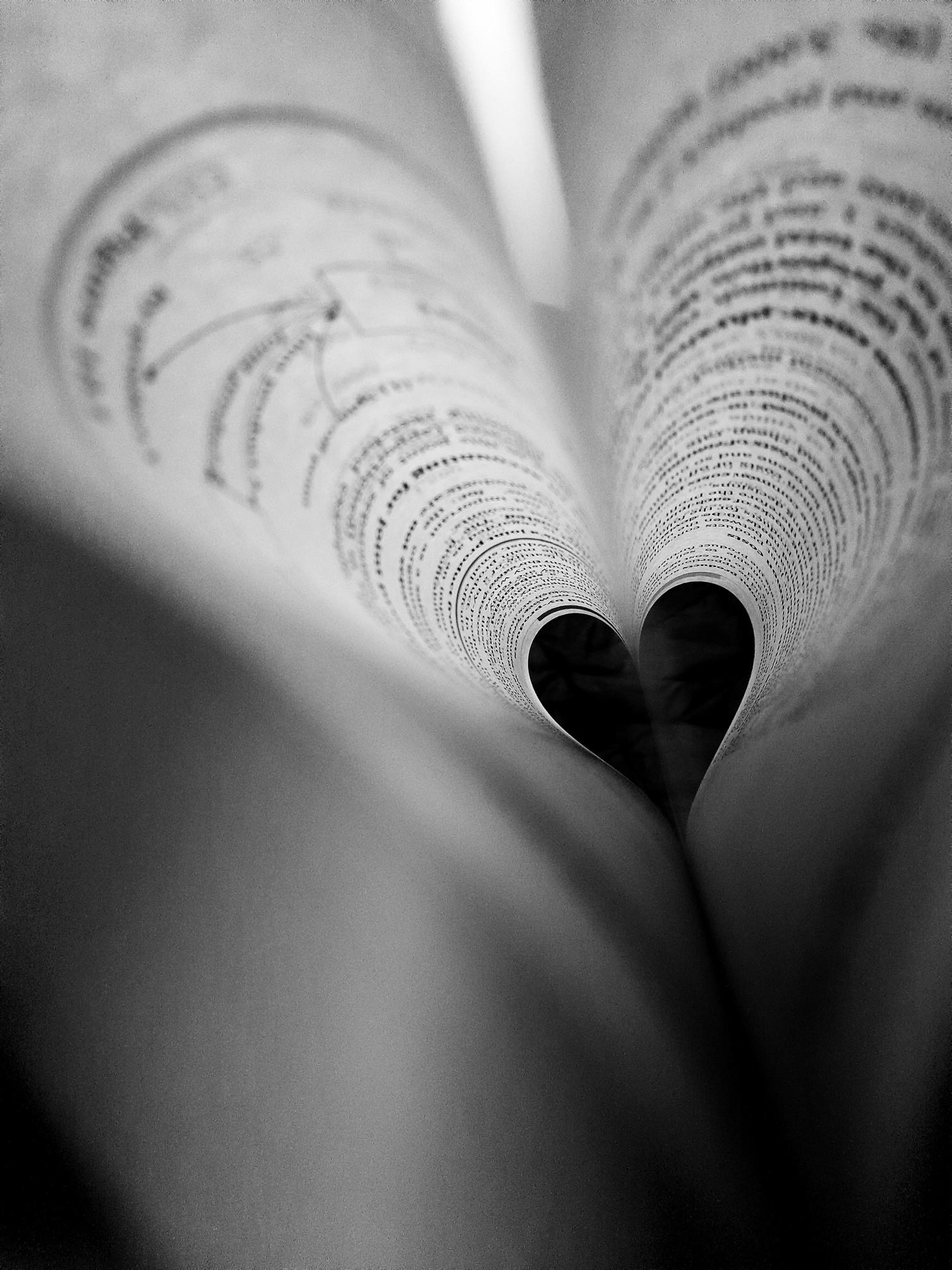 Des pages d'un livre pliées en forme de coeur.