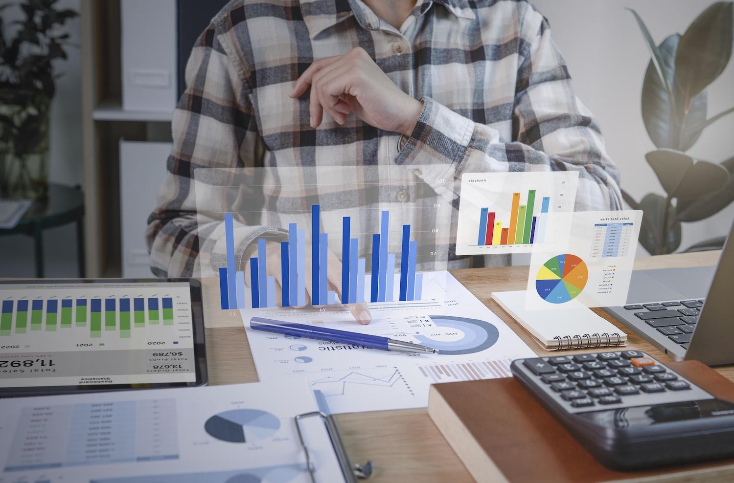 Une personne est en train de faire de la finance.